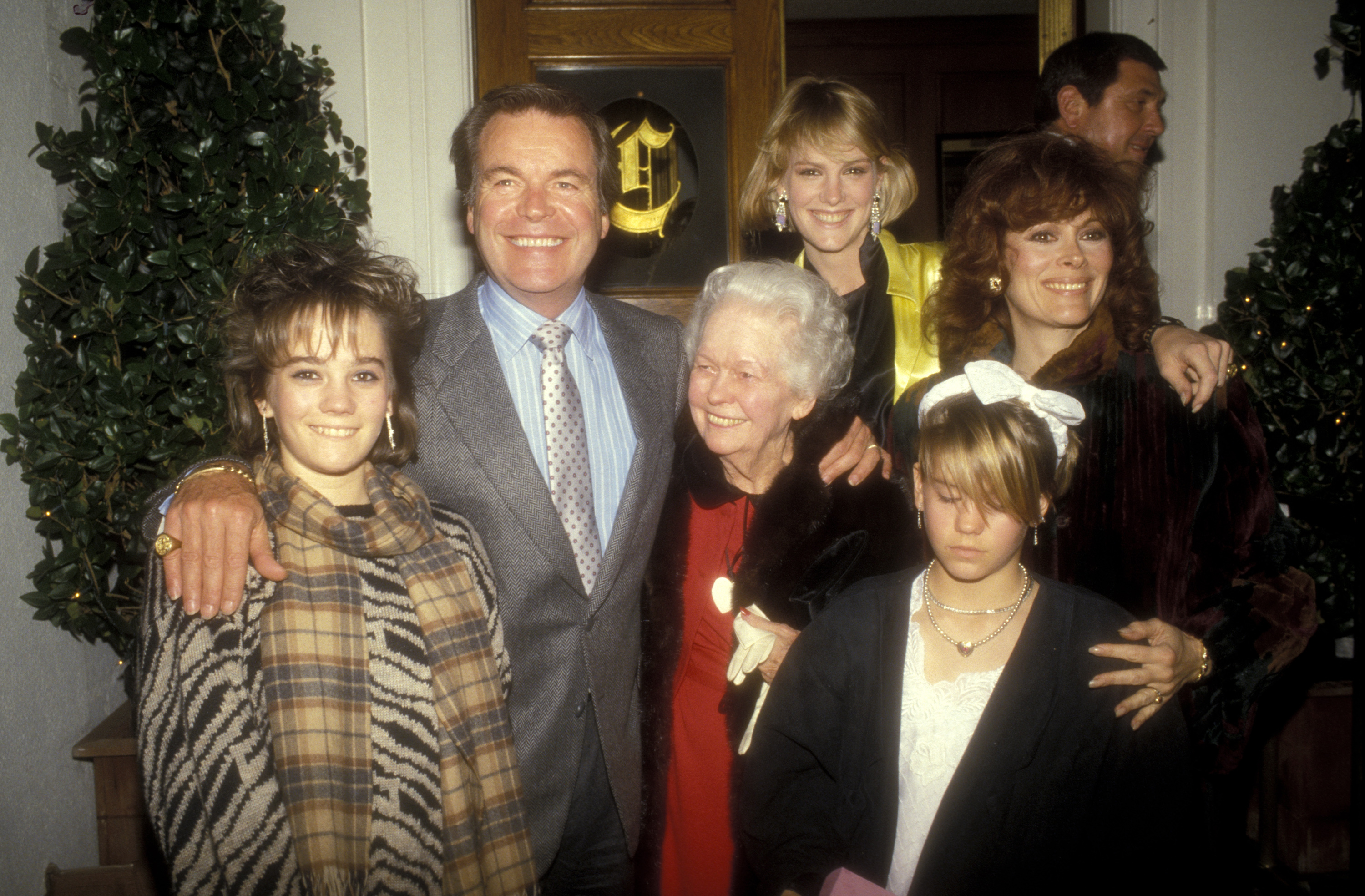 Robert Wagner poses with wife Jill St. John, his mother, and daughters Katie, Natasha, and Courtney Wagner at a Valentine’s Day party in 1985. | Source: Getty Images