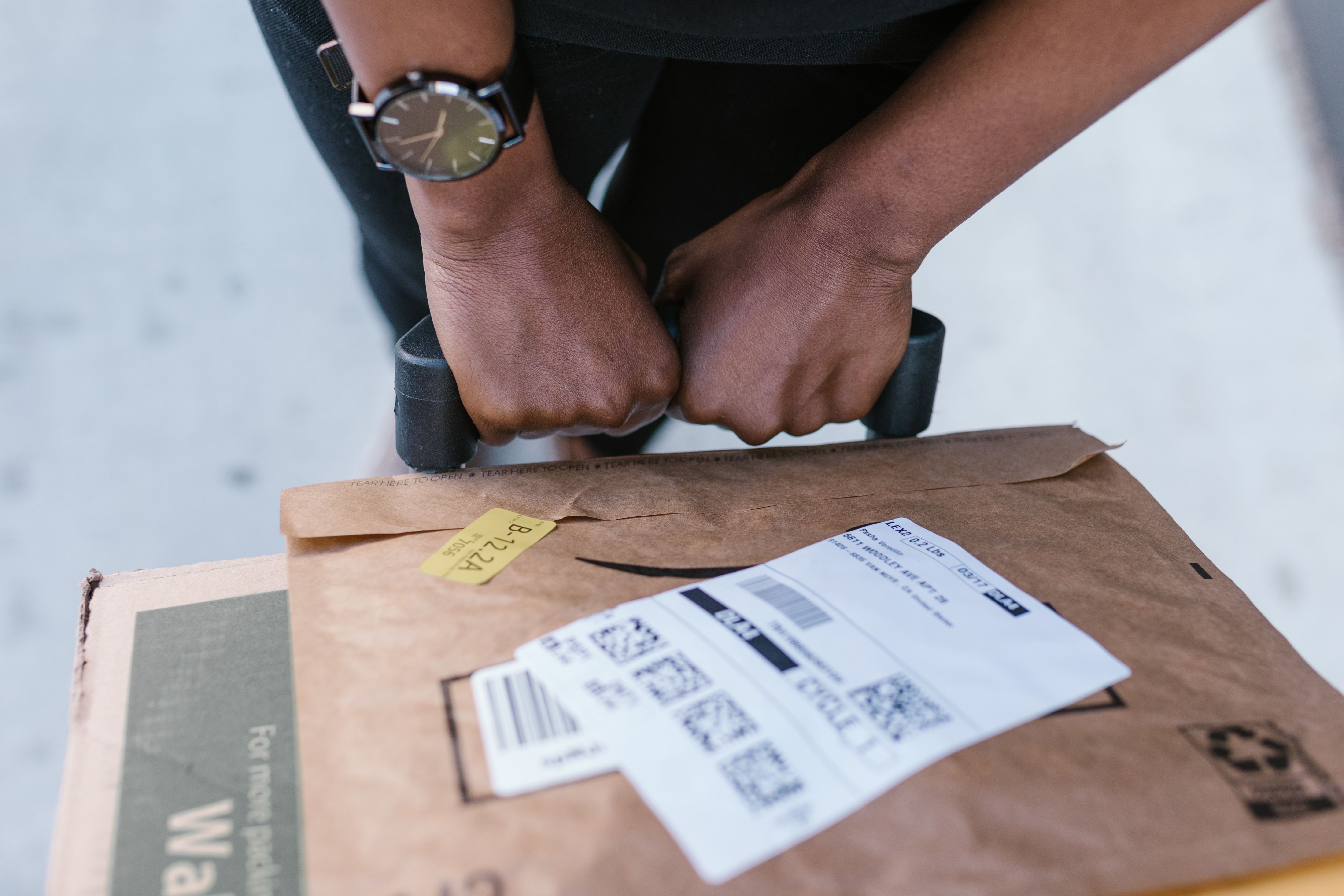 A dolly with a heavy cardboard package | Source: Pexels