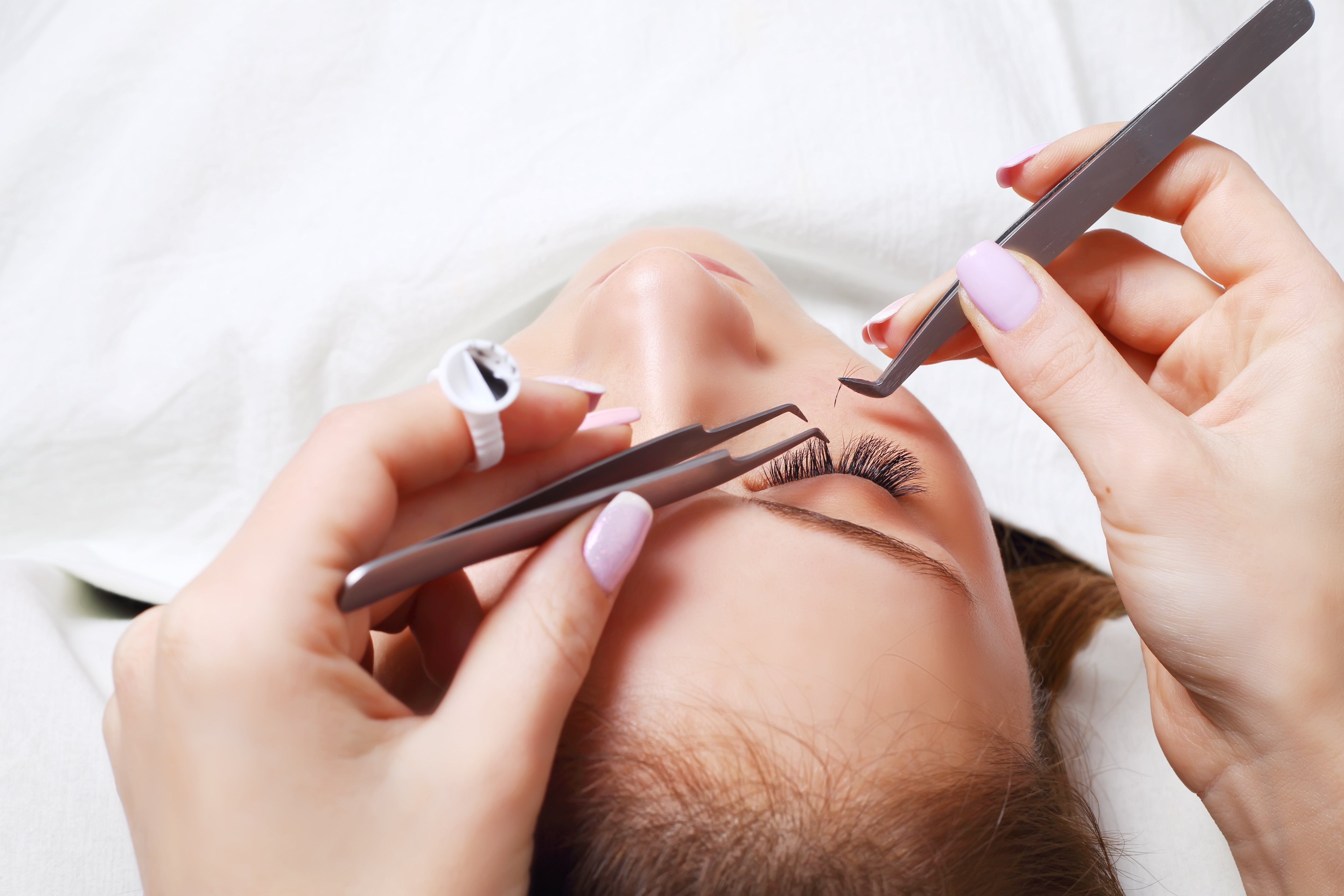 A lash artist installing an individual lash extension | Source: Getty Images