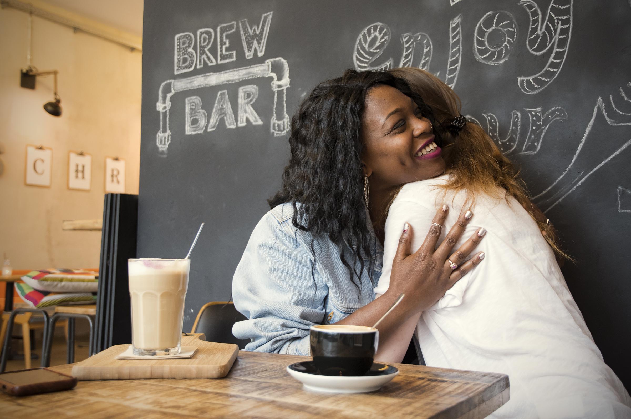 Two friends meeting at a cafe | Source: Getty Images