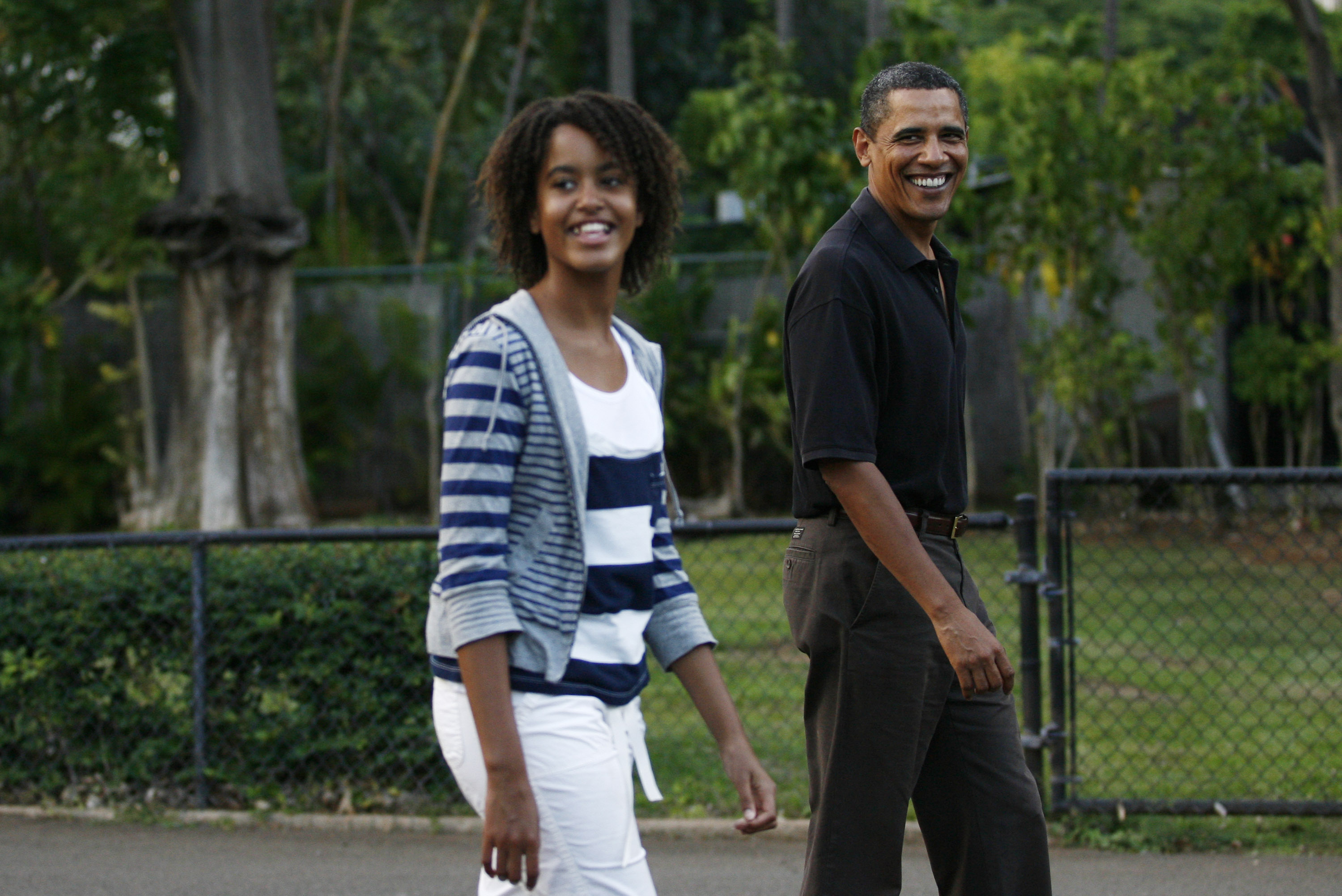 Malia and Barack Obama pictured at the Honolulu Zoo on January 3, 2009, in Honolulu, Hawaii. | Source: Getty Images