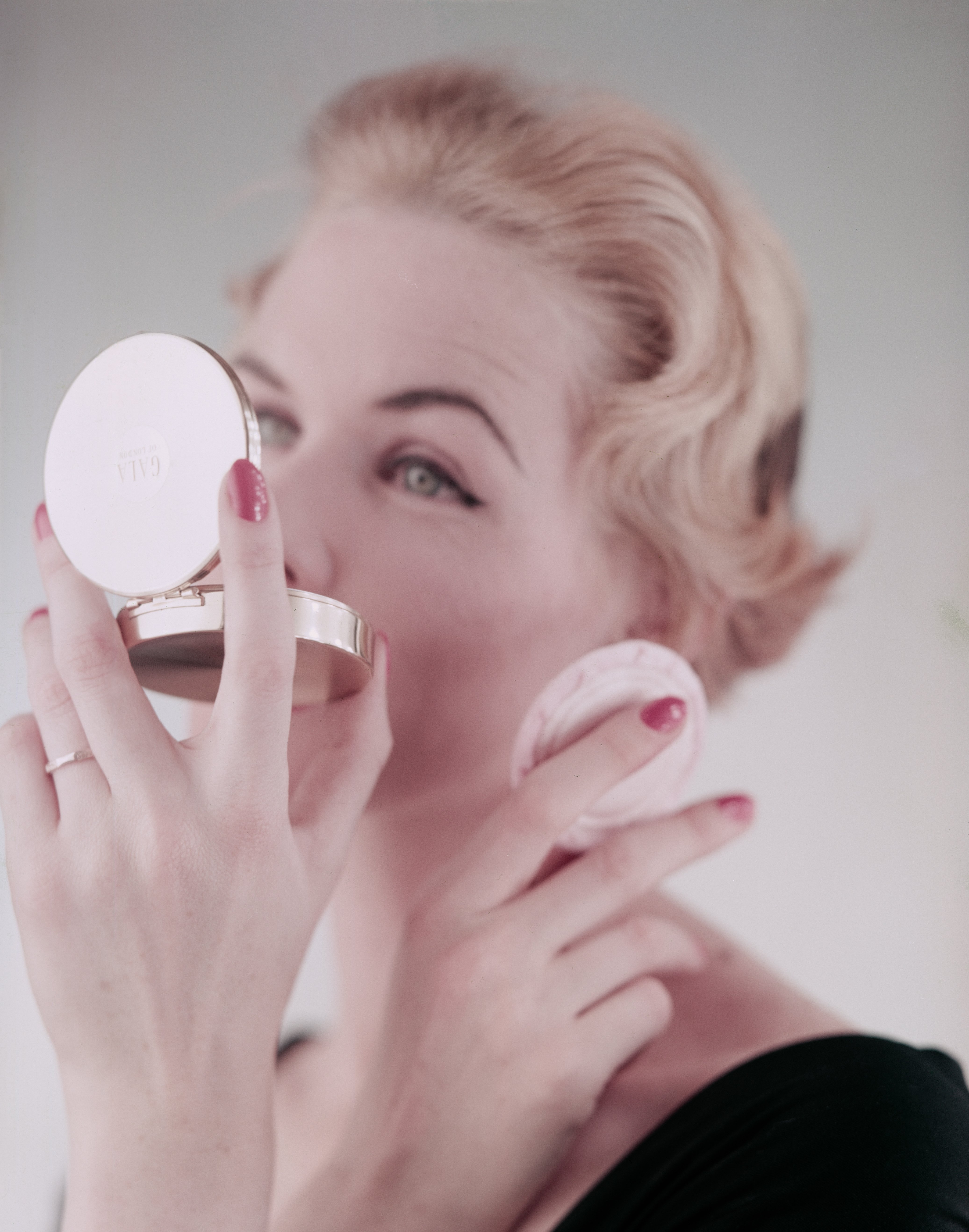A woman using a setting powder | Source: Getty Images
