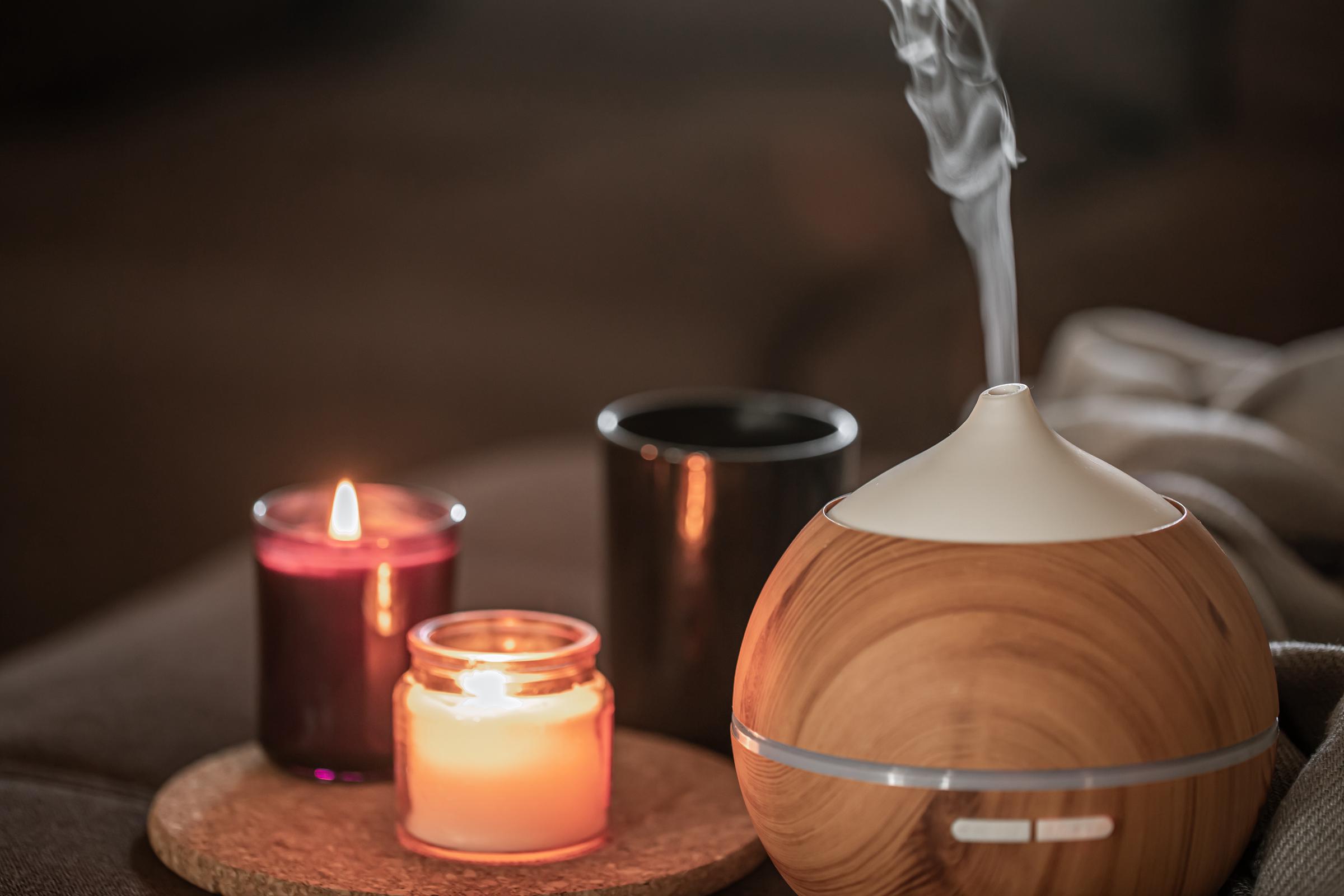 Oil diffuser near burning candles. | Source: Freepik