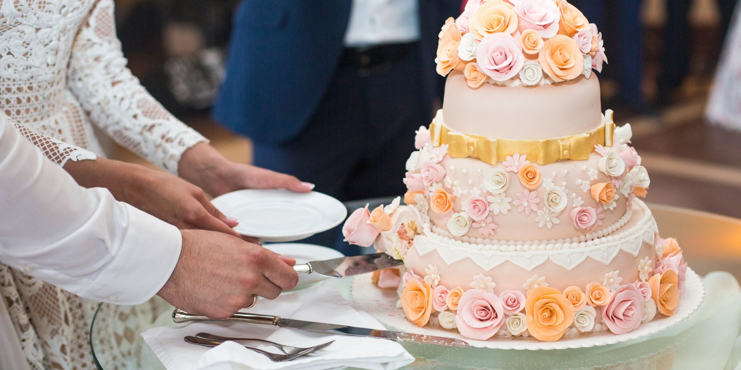 A bride and groom cutting their wedding cake | Source: Magnific