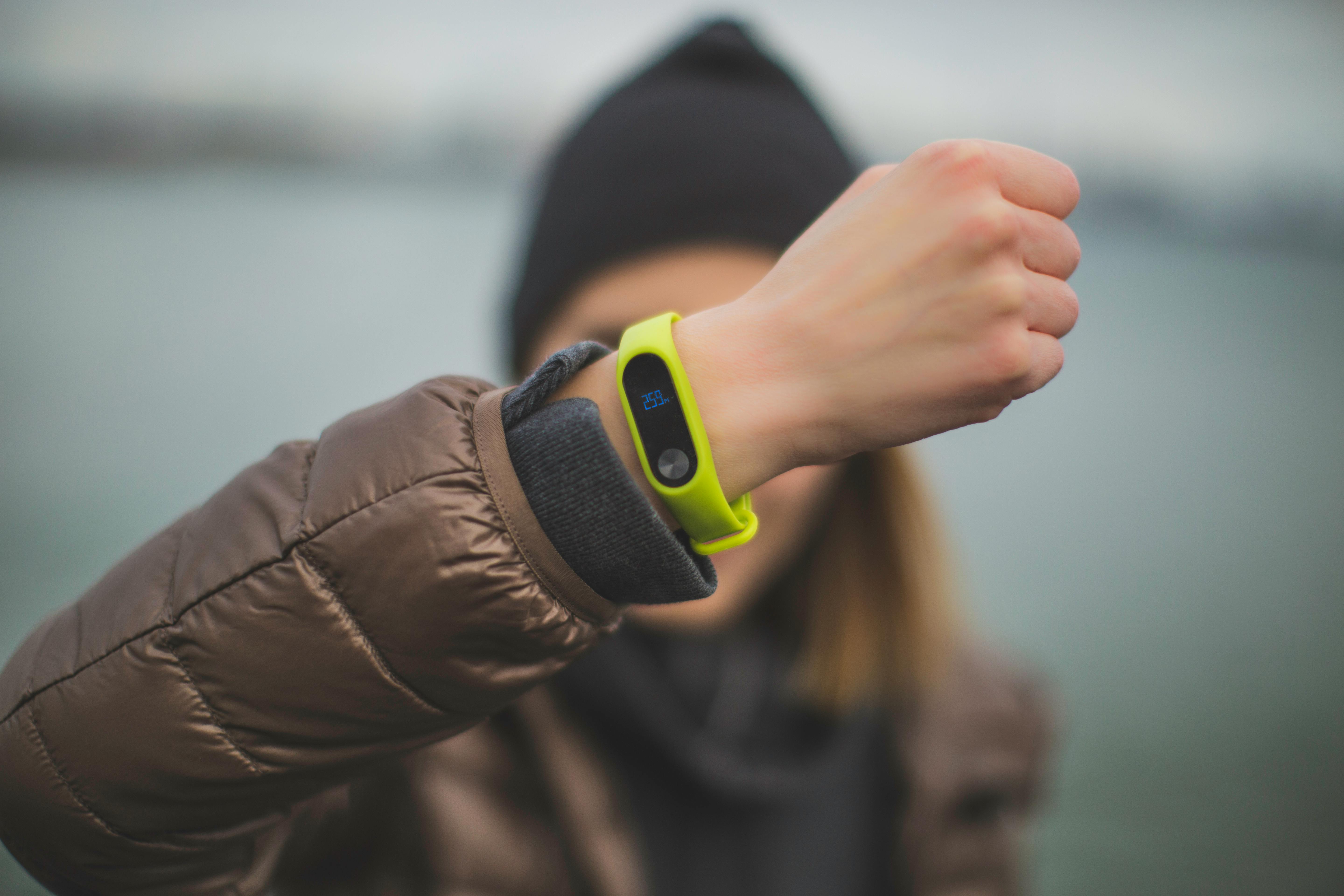 Woman wearing a smartwatch | Source: Pexels