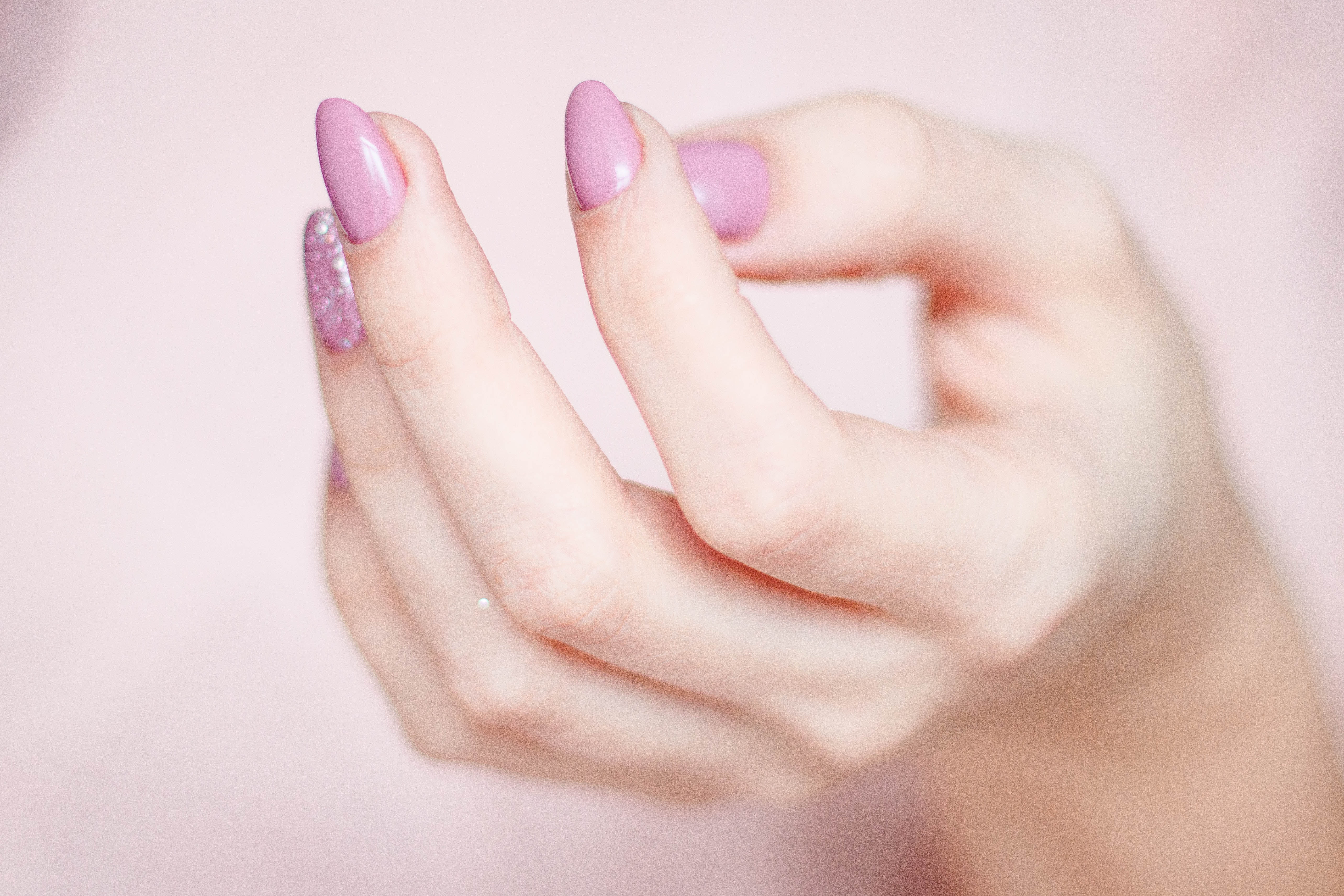 An image of a woman's perfectly manicured pink nails. | Source: Pexels