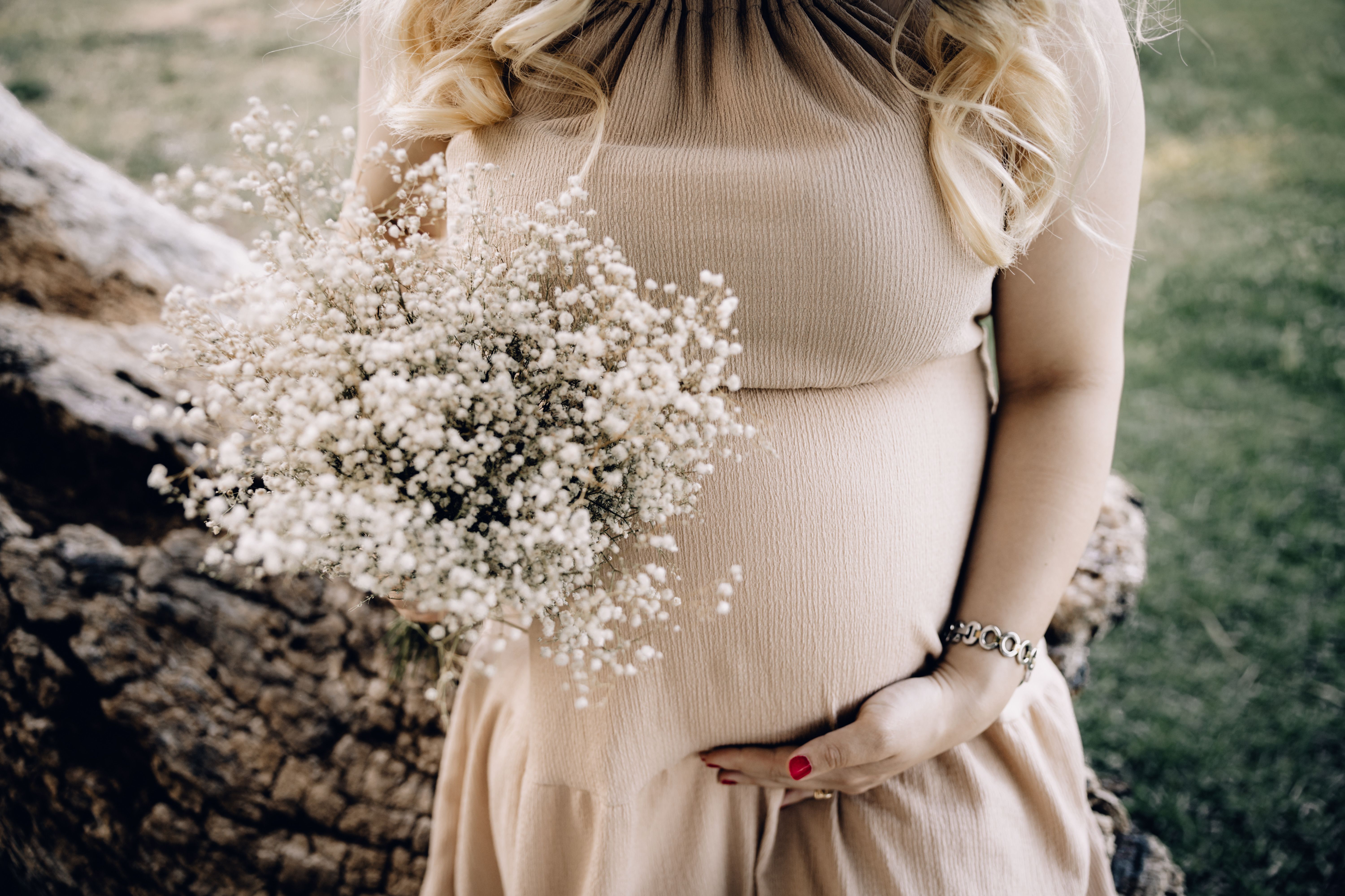 A pregnant woman is holding her belly | Source: Pexels