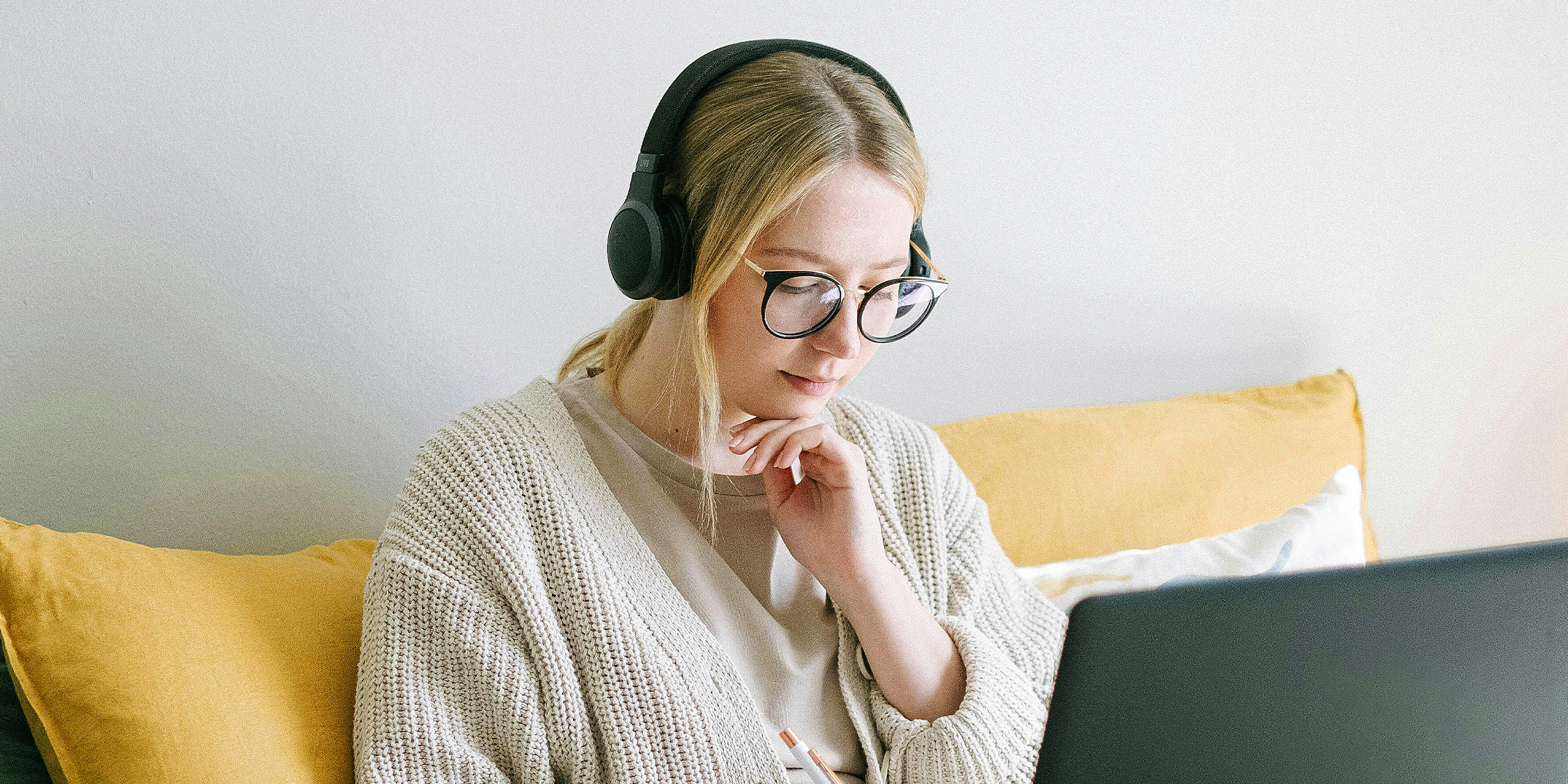 A woman working from home | Source: Pexels