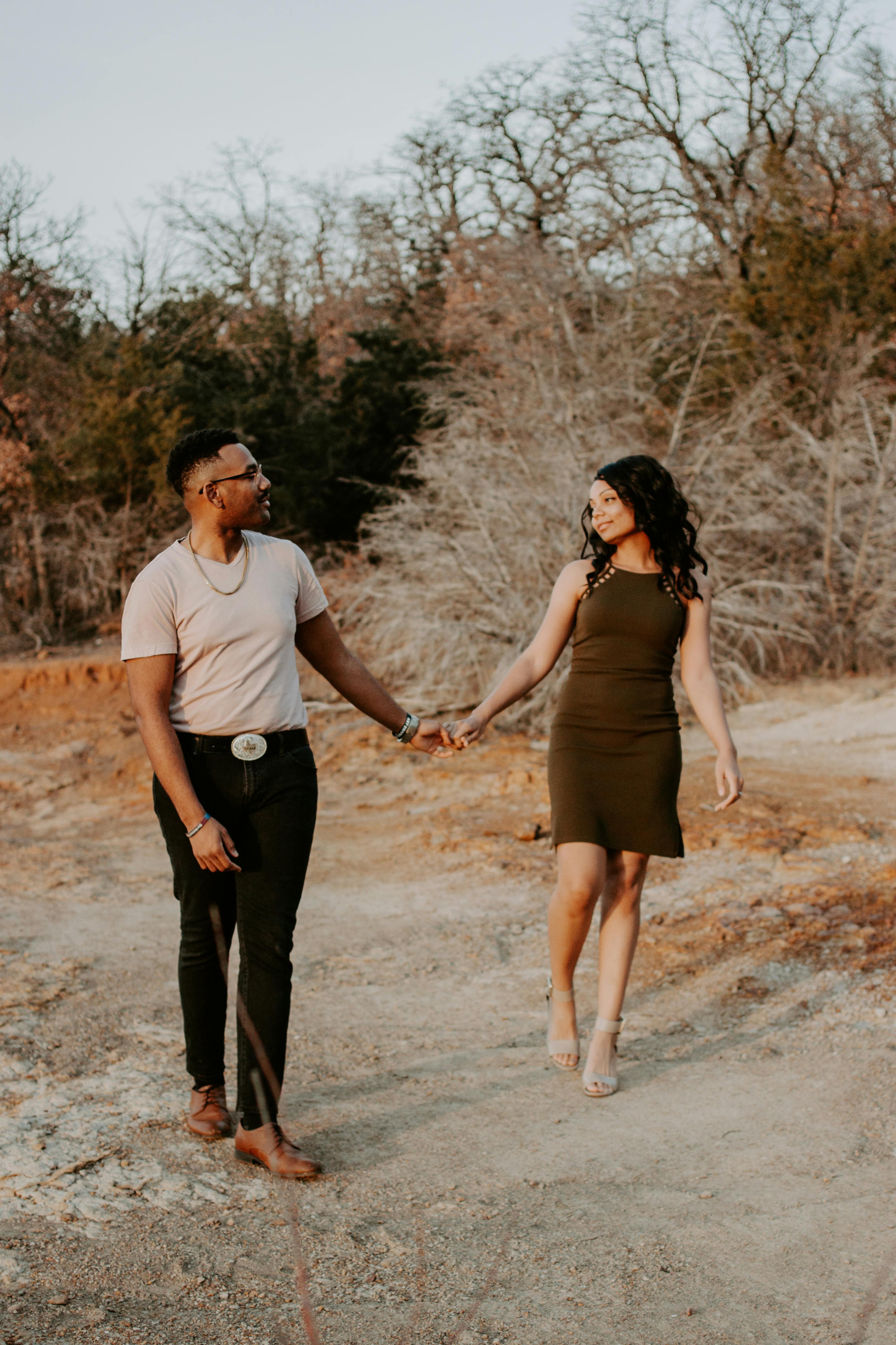 A couple holding hands | Source: Pexels