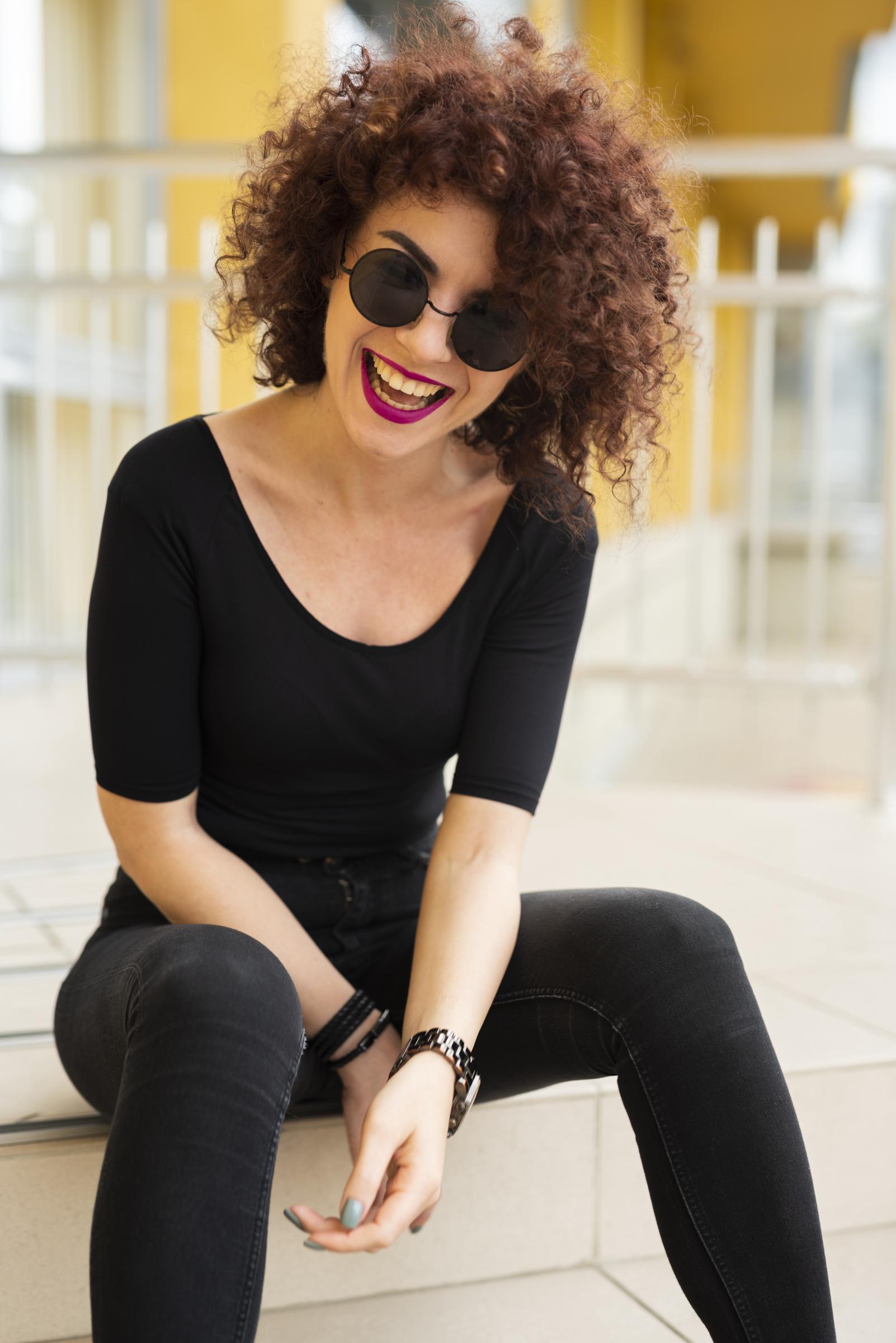 Fashionable confident woman smiling | Source: Freepik