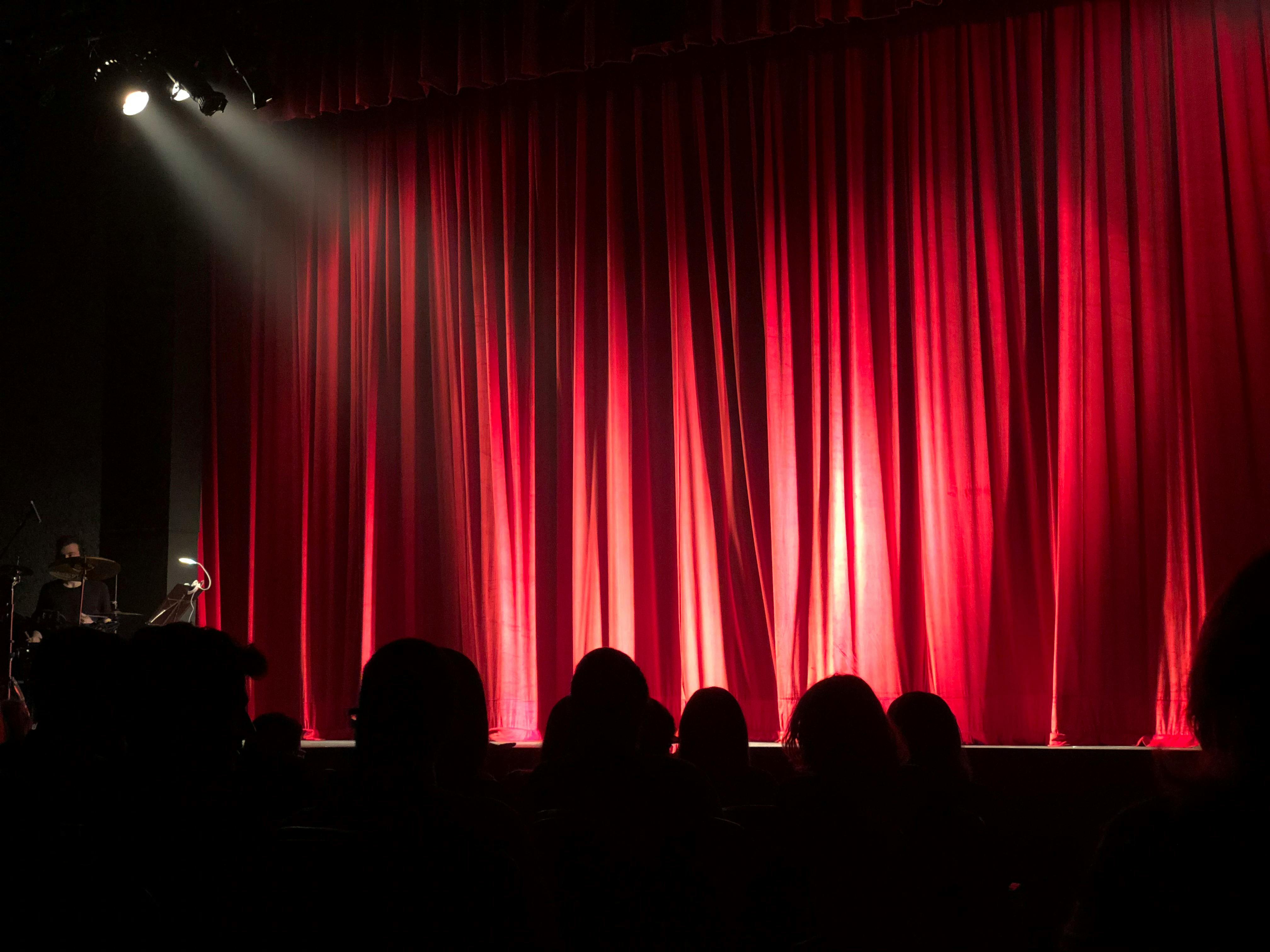 A view of a crowd at a live show | Source: Pexels
