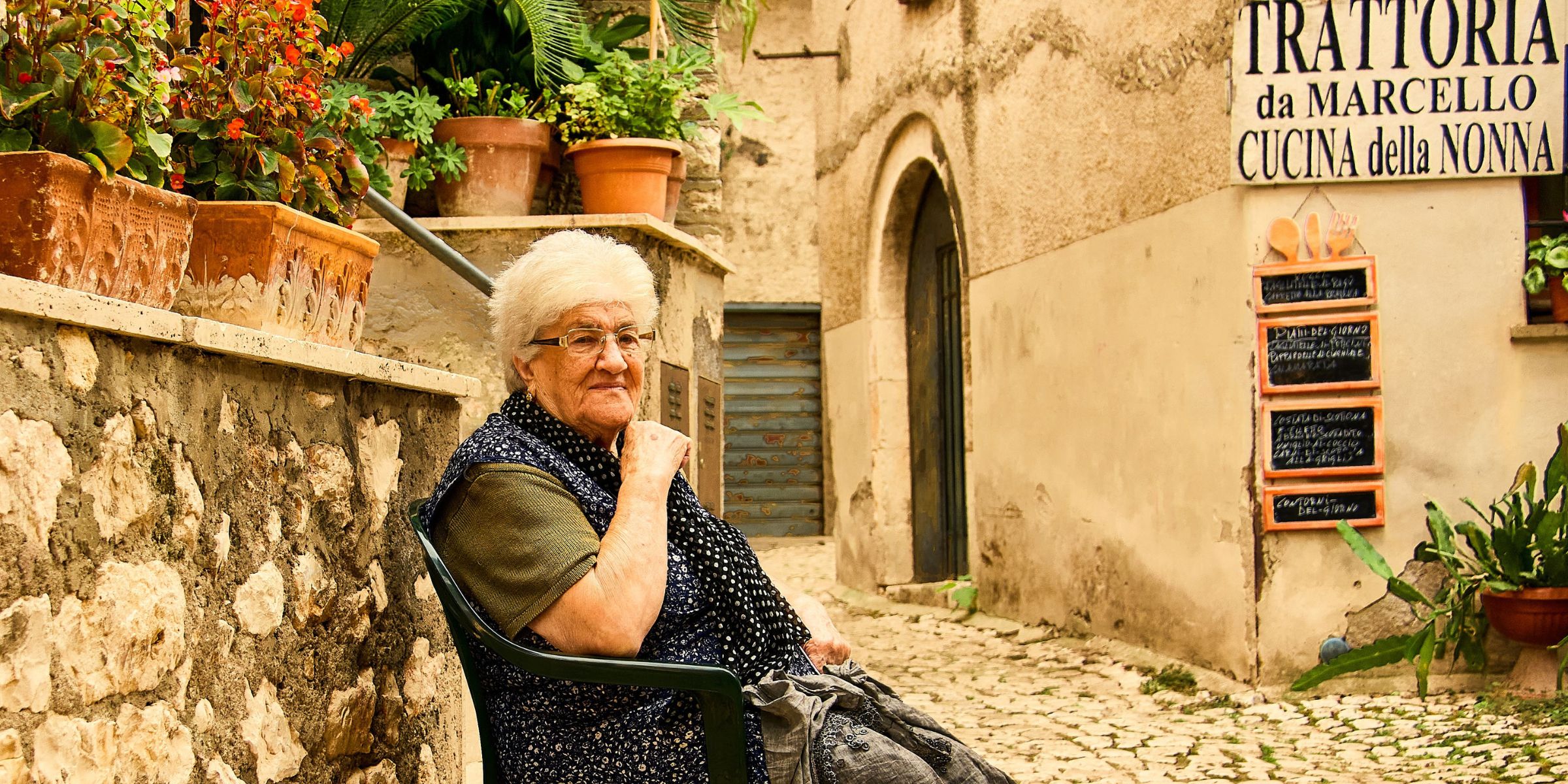 Italian nonna sitting by a trattoria | Source: Pexels