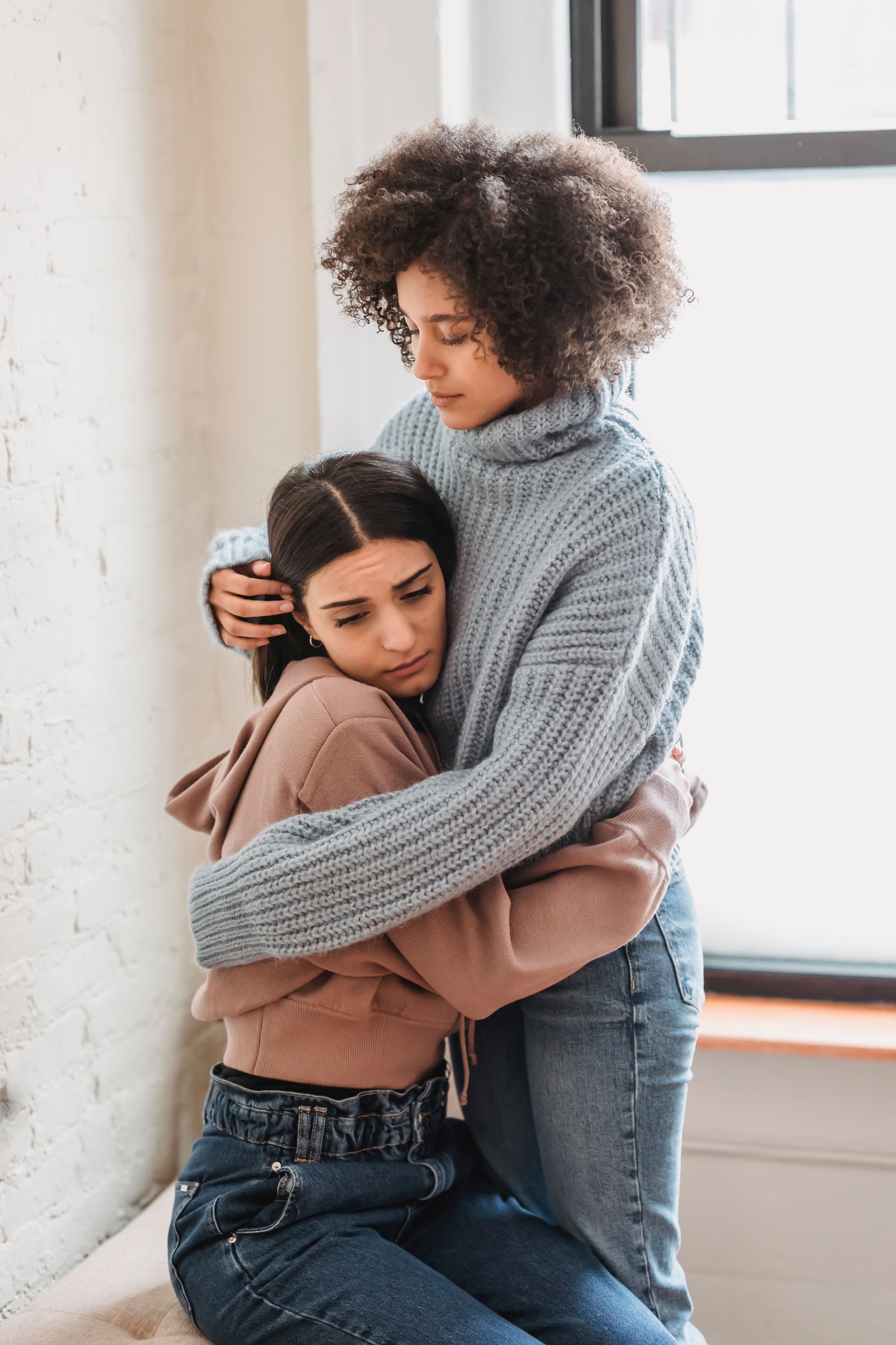 Two women hugging | Source: Pexels