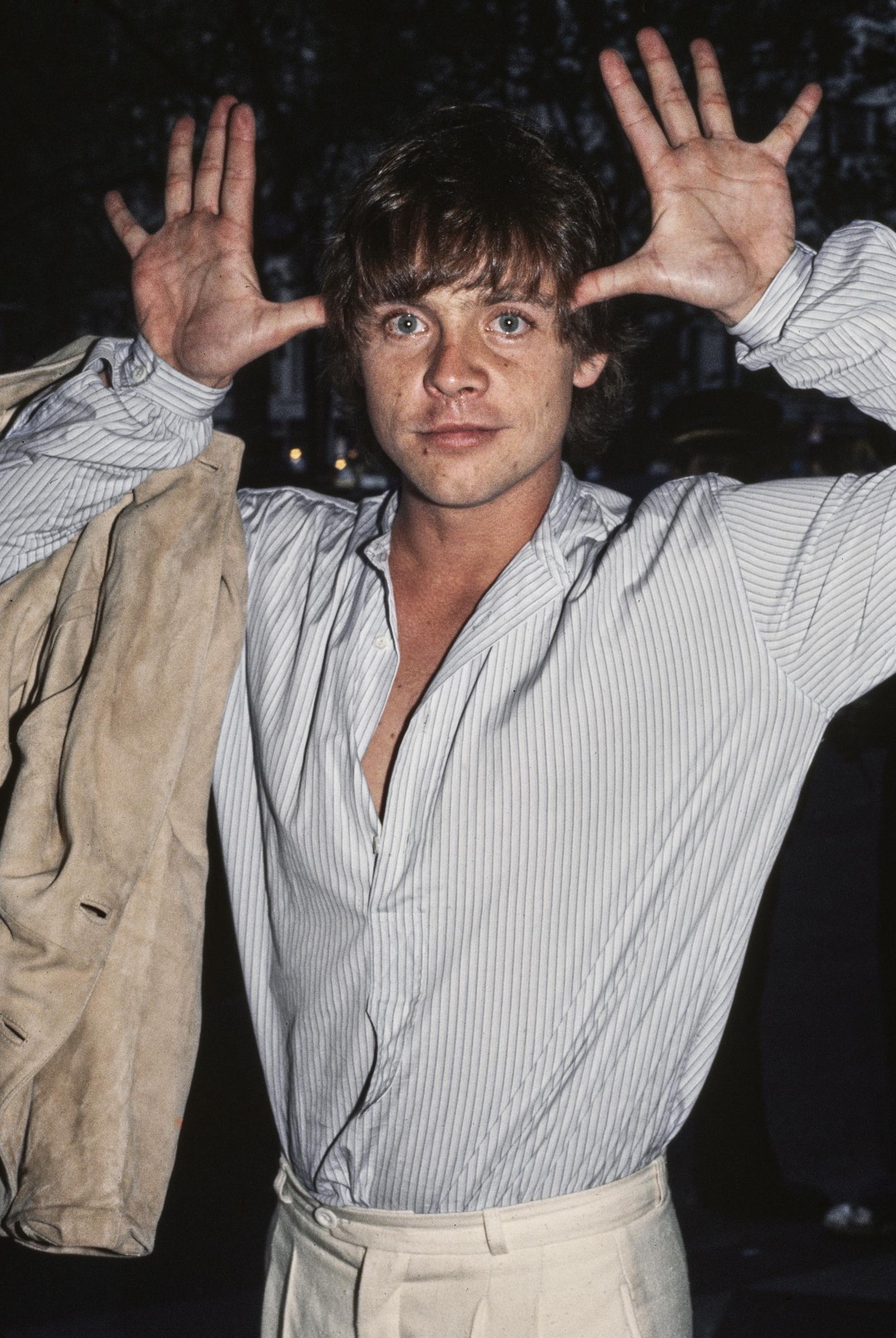 In 1977, Mark Hamill posed for a photo during the early years of his rise to fame, around the time he met the woman who would later become his wife. | Source: Getty Images