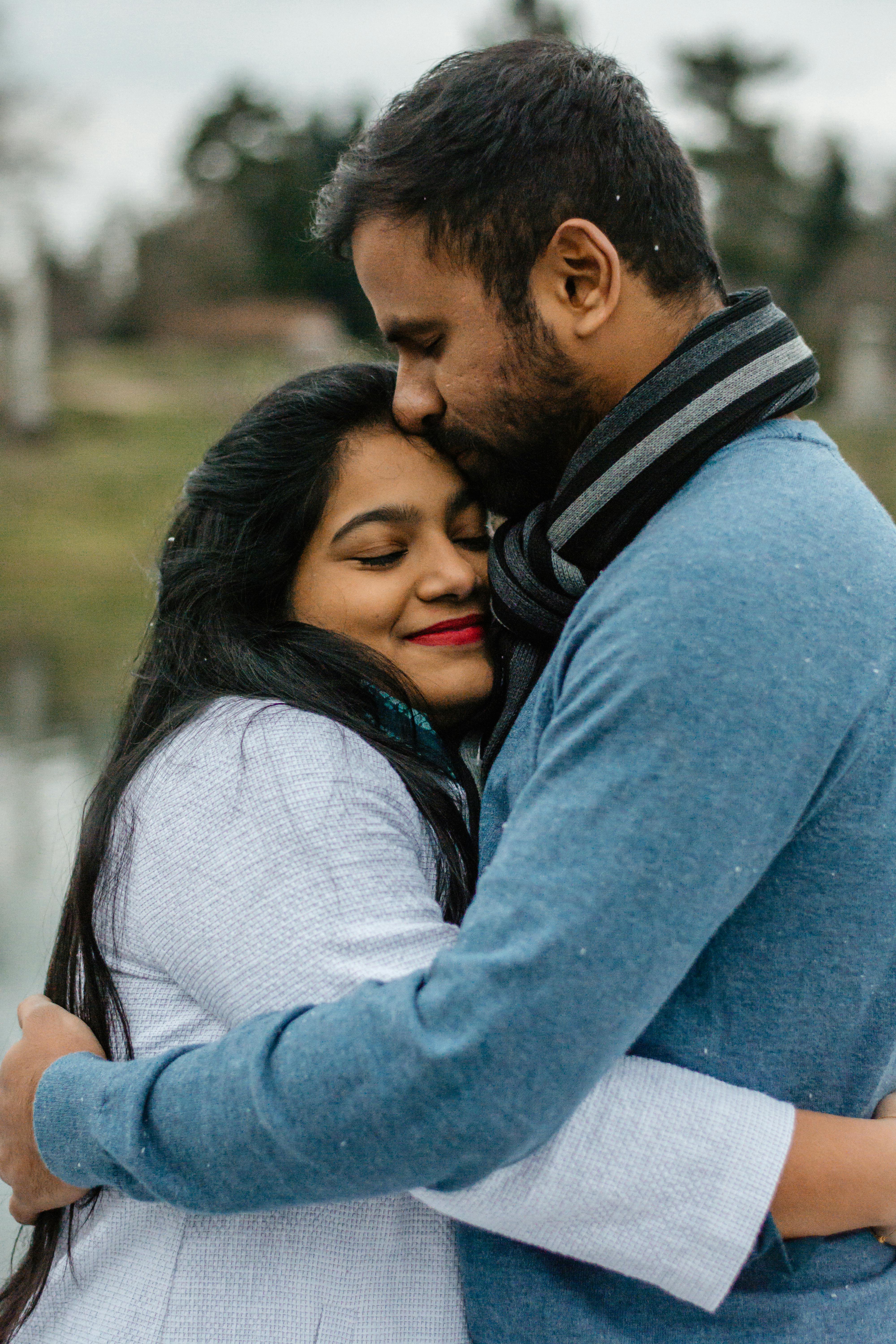 A coupl sharing a hug | Source: Pexels
