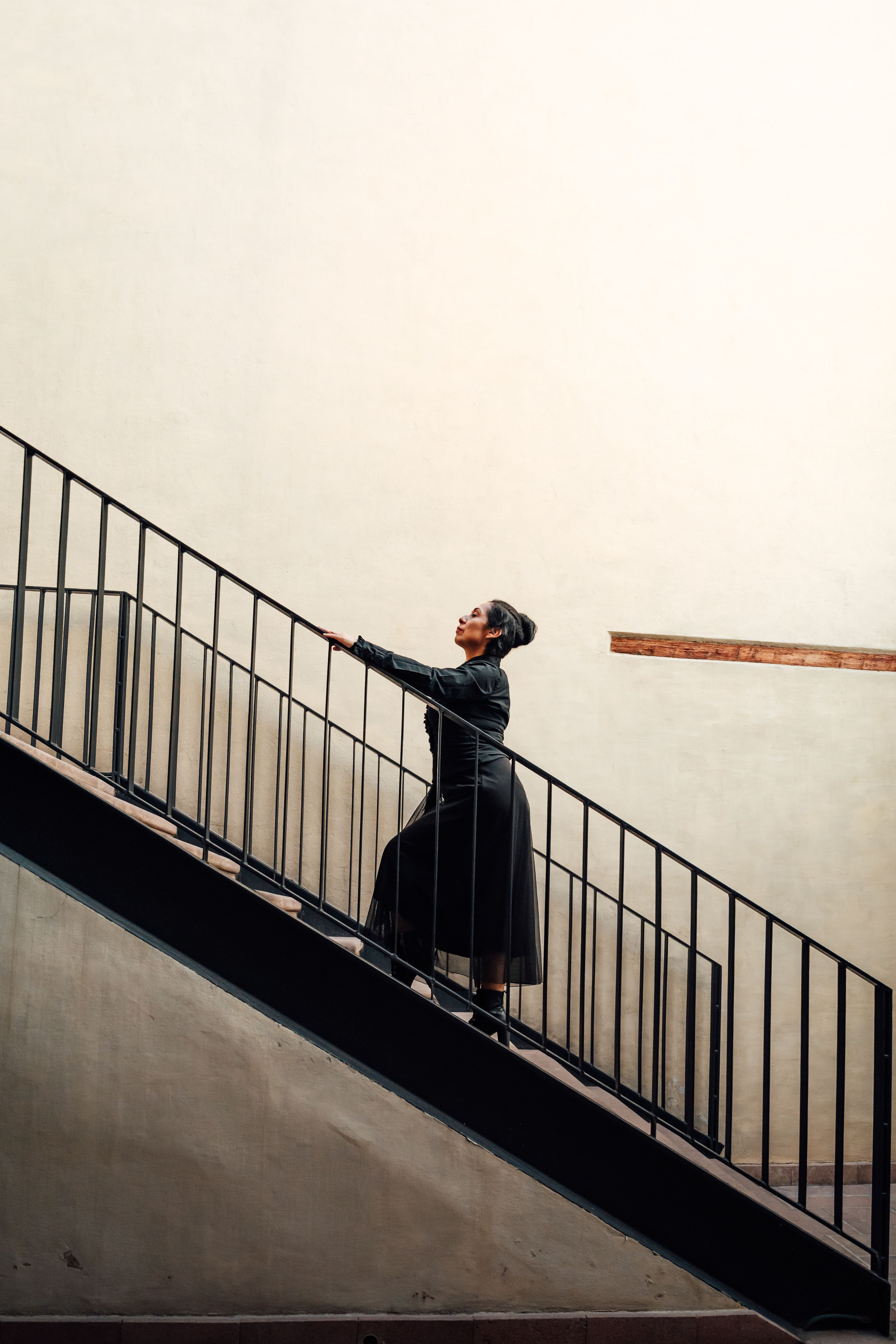 A woman climbing up a staircase | Source: Pexels