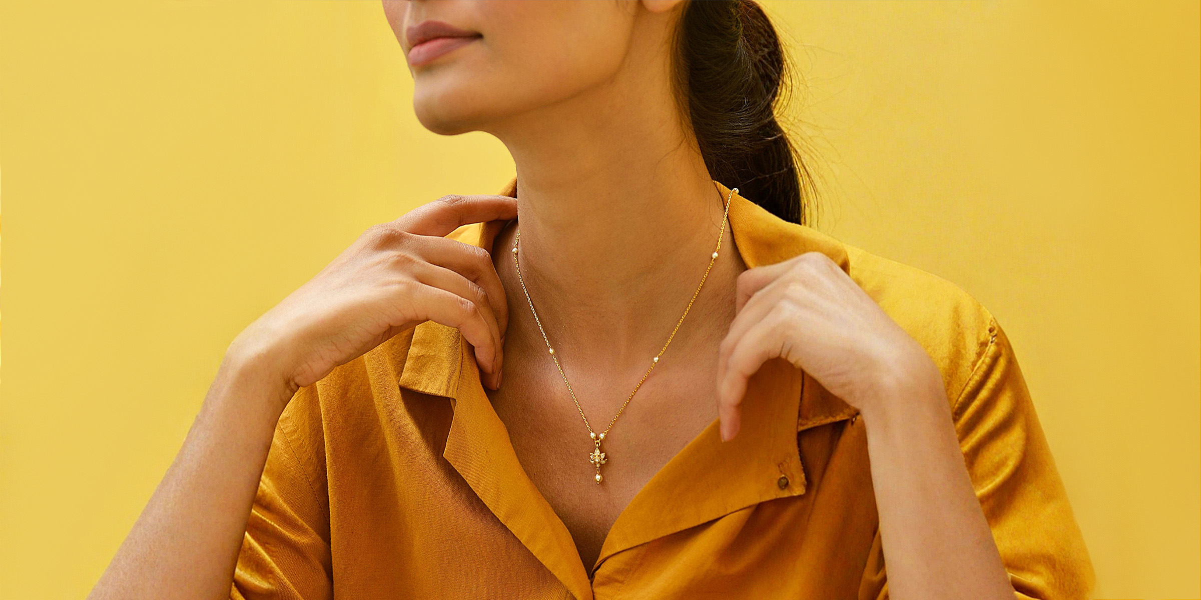 A woman wearing a gold necklace | Source: Pexels