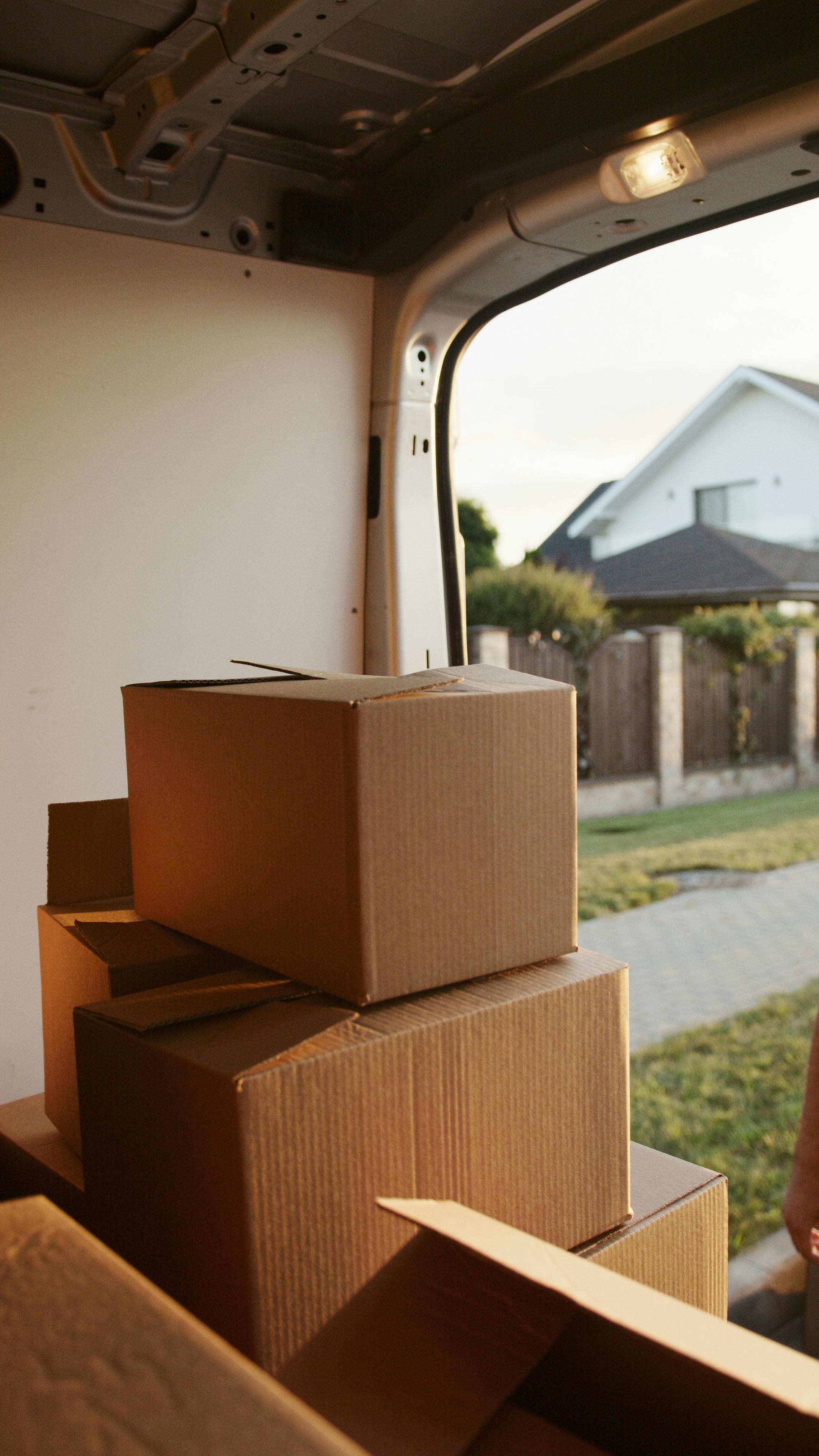 Boxes in a truck | Source: Pexels