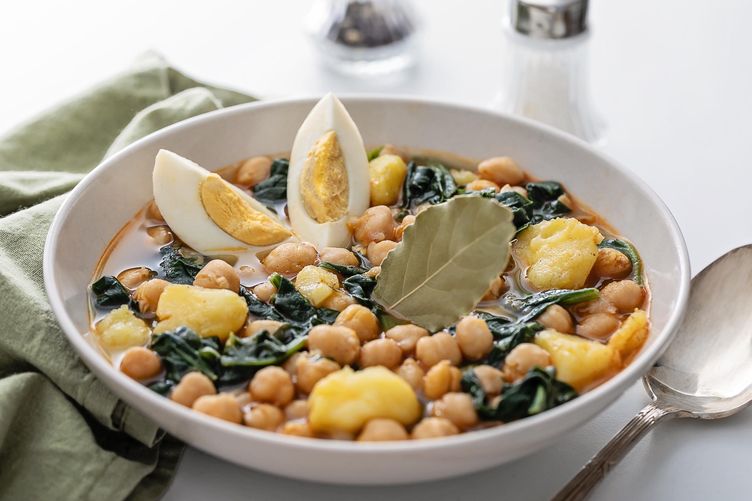 Chickpeas stew with spinach and boiled egg | Source: Getty Images
