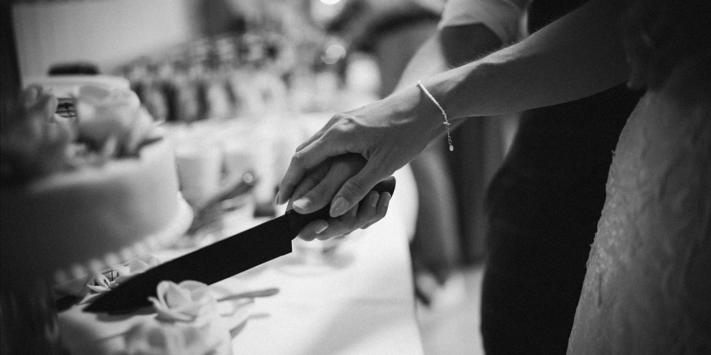 Close-up shot of a couple cutting their wedding cake | Source: Pexels