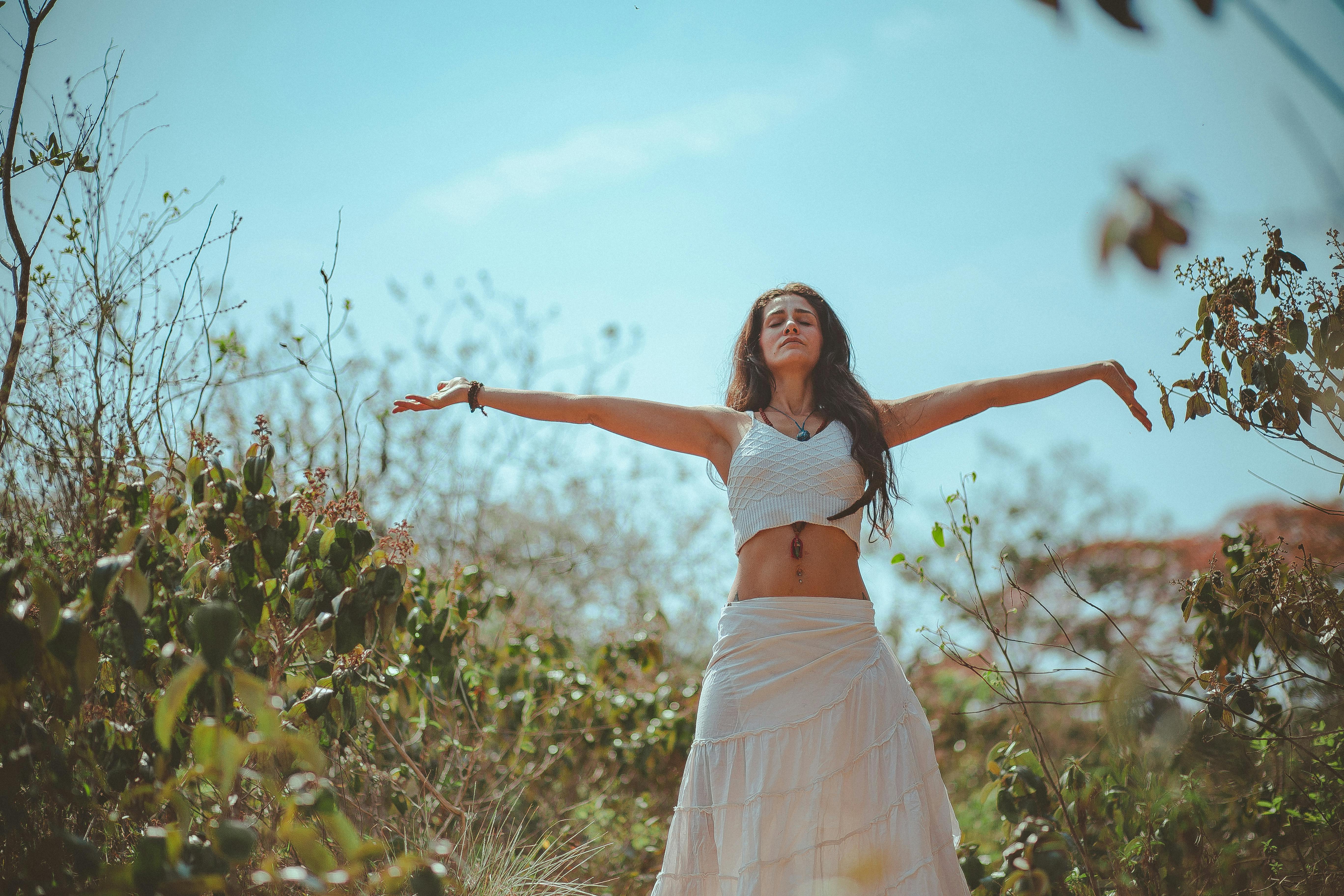 A carefree woman spreading her arms wide. | Source: Pexels
