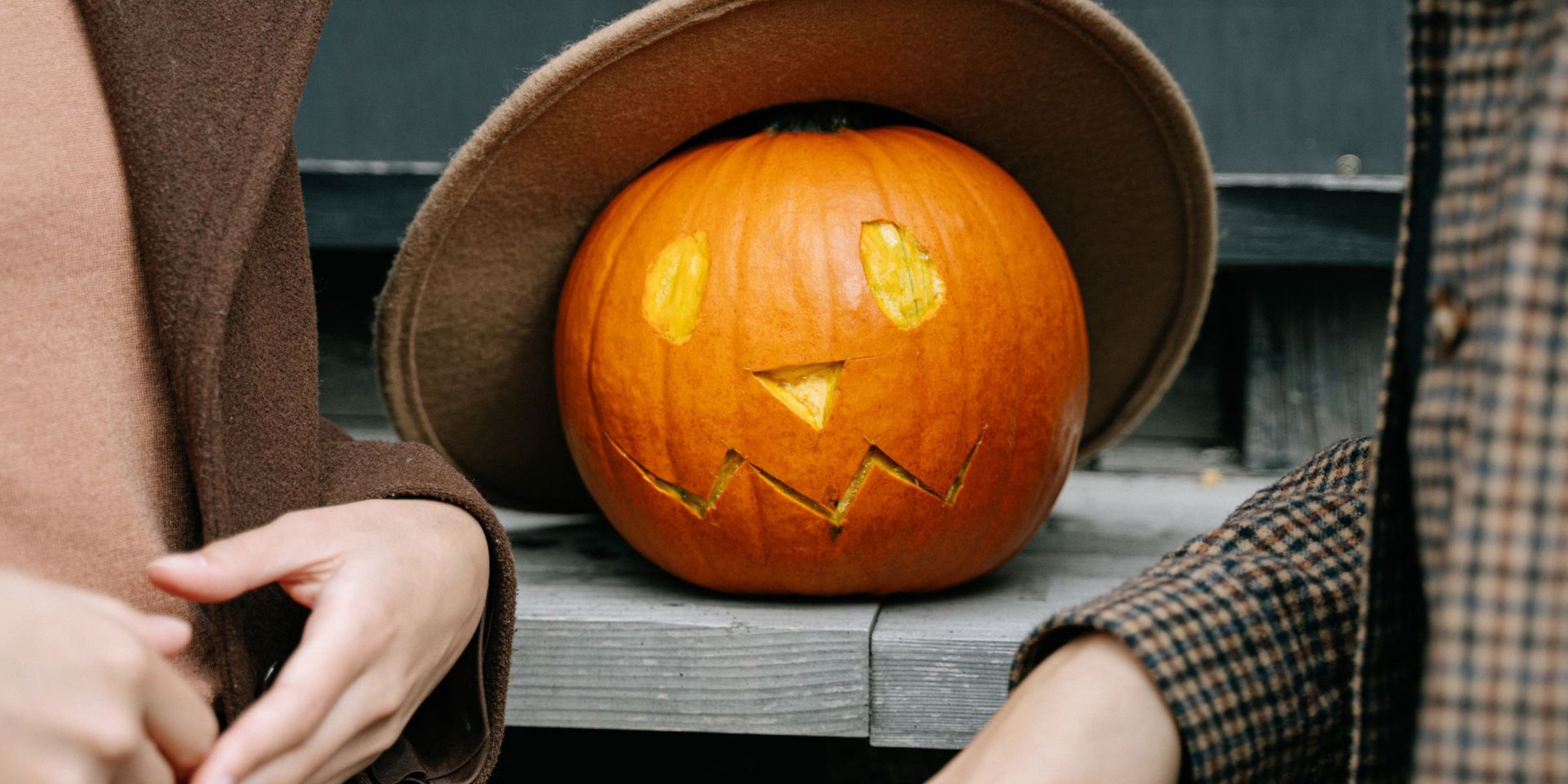 Carved Halloween pumpkin wearing a brown hat | Source: Pexels