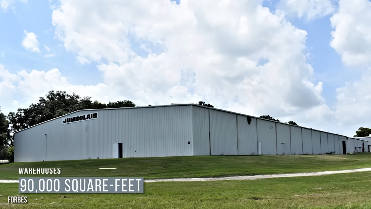 A massive Jumbolair hangar stretches across the property, highlighting the aviation facilities available within the Florida community. | Source: YouTube/@Therichest