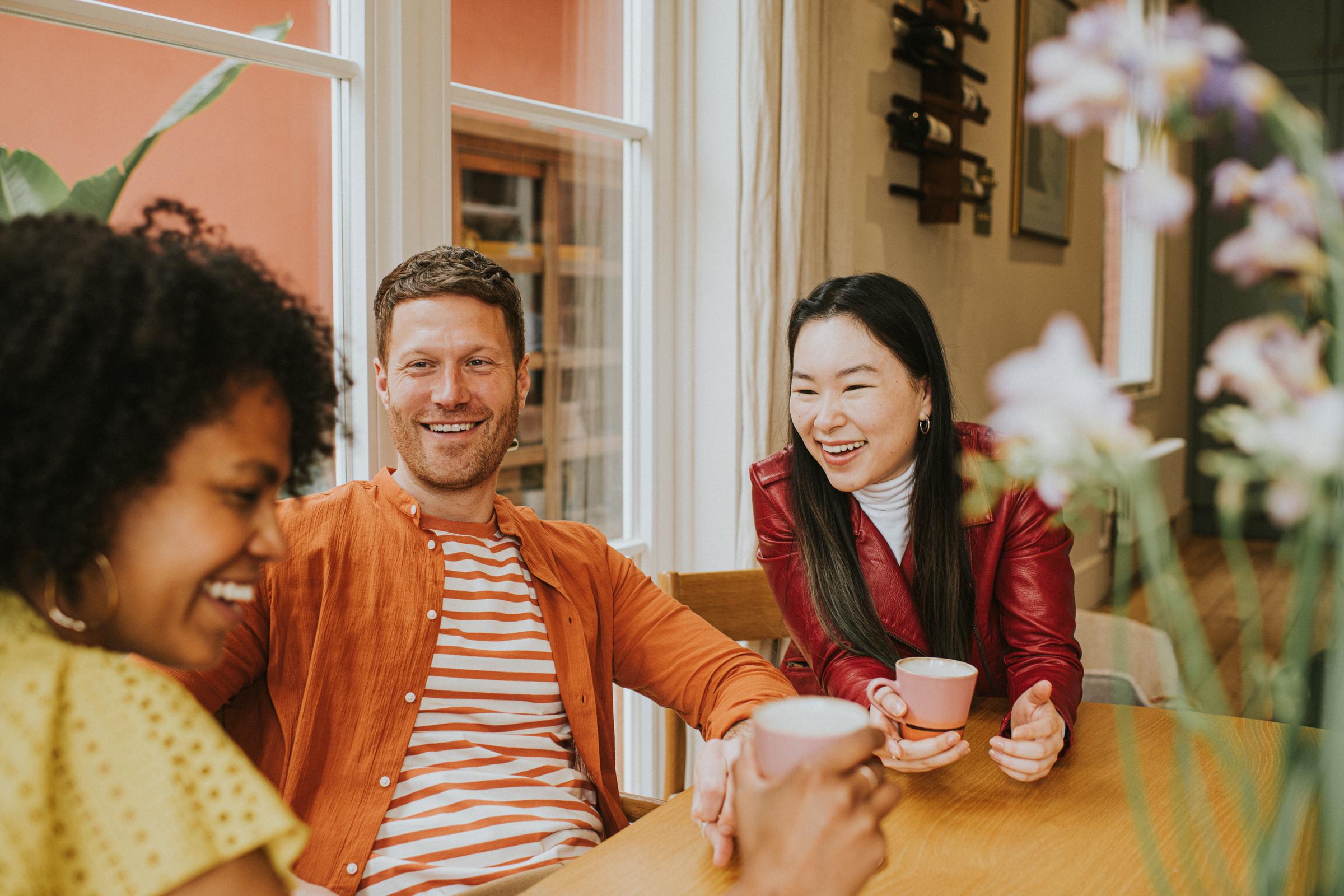 A group of friends enjoying coffee | Source: Getty Images
