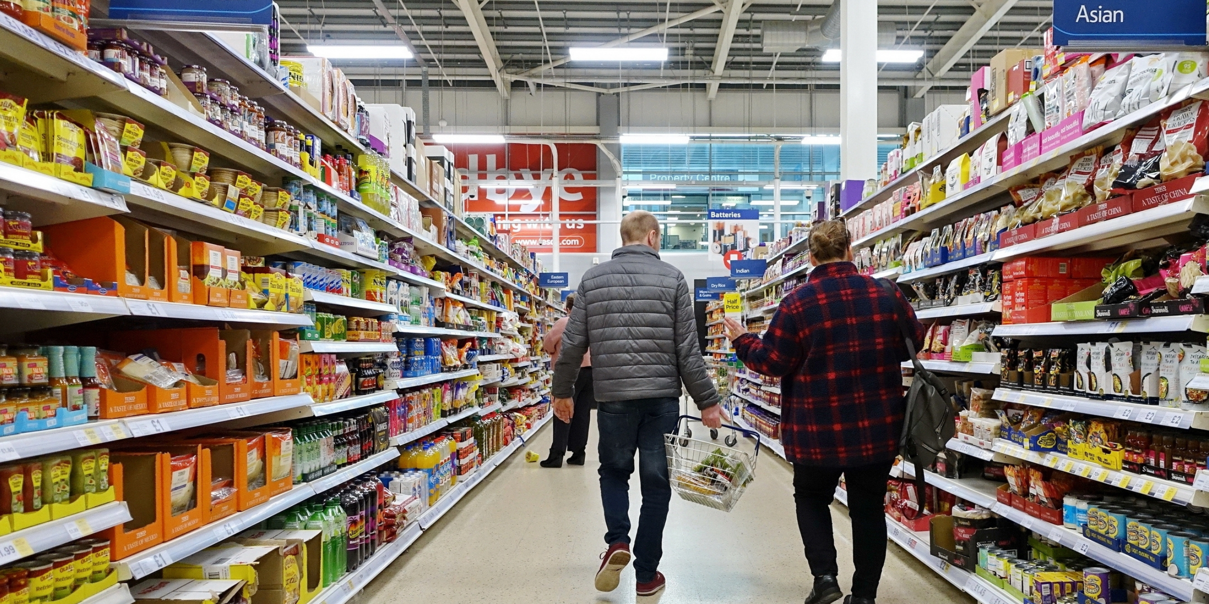 Shoppers browse an aisle | Source: Shutterstock