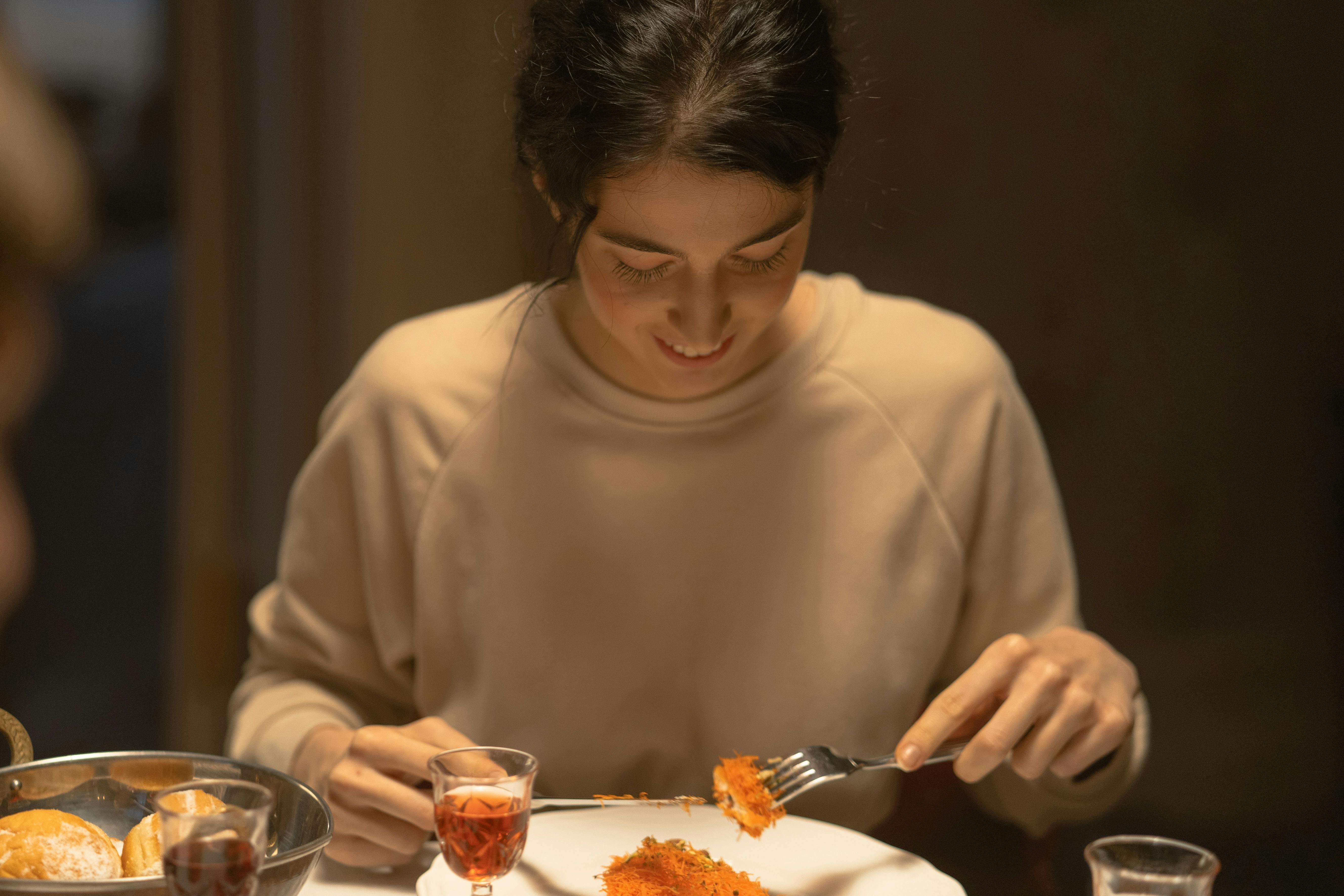 A woman eating | Source: Pexels