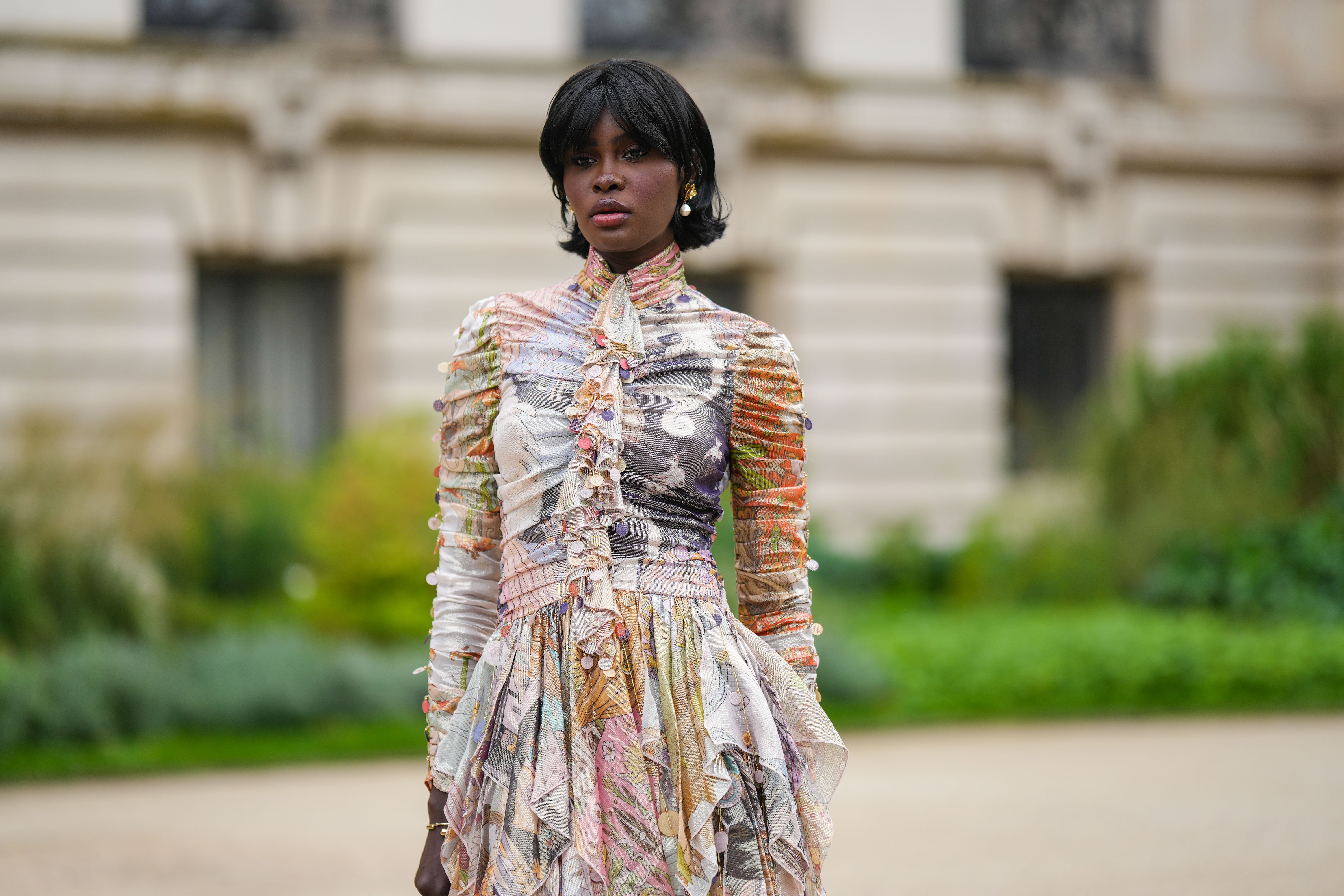 A guest with a blunt bob hairstyle outside Zimmermann during the Womenswear Spring/Summer 2023 Paris Fashion Week on October 03, 2022, in Paris | Source: Getty Images