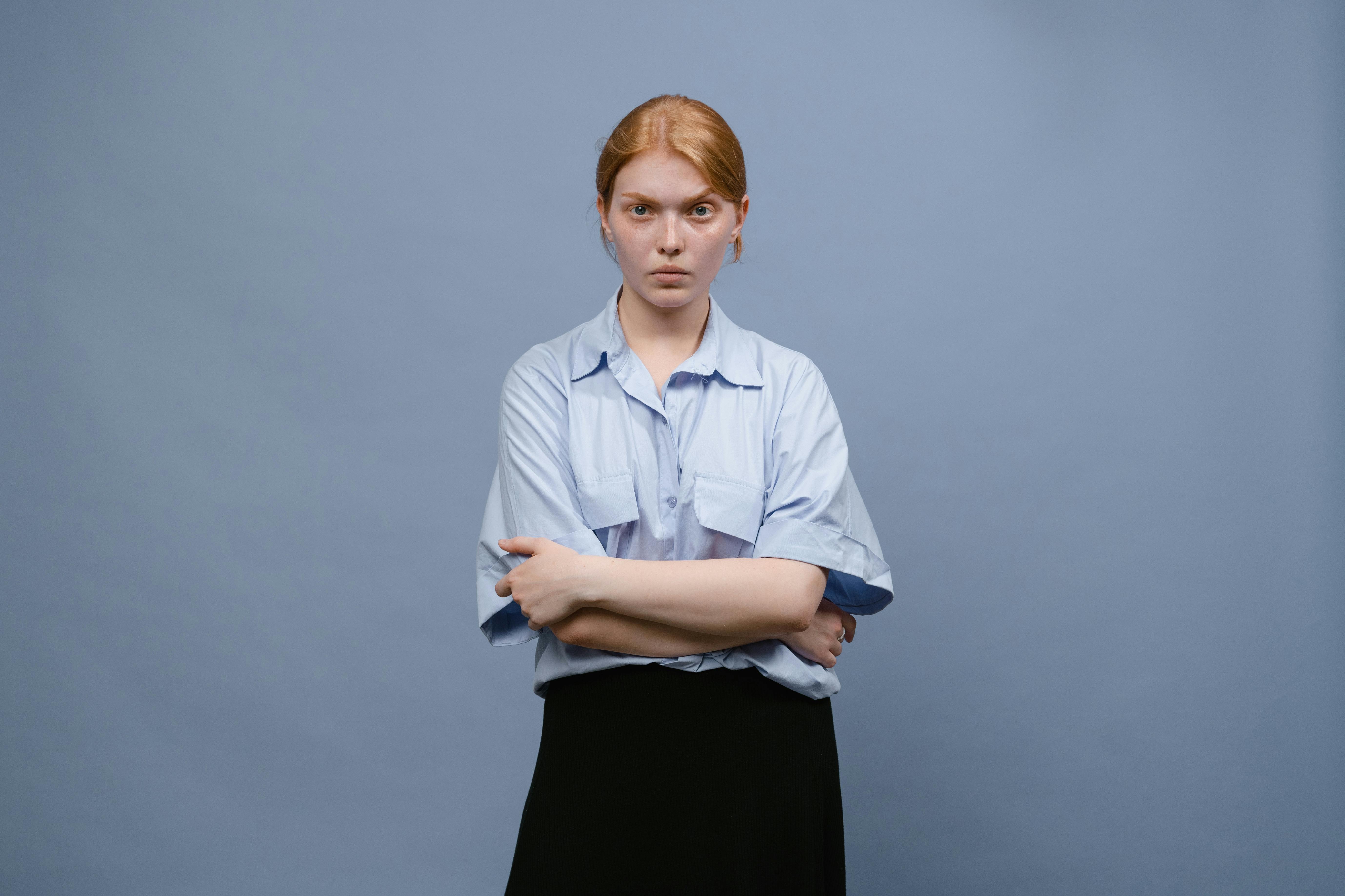 An angry woman with crossed hands | Source: Pexels