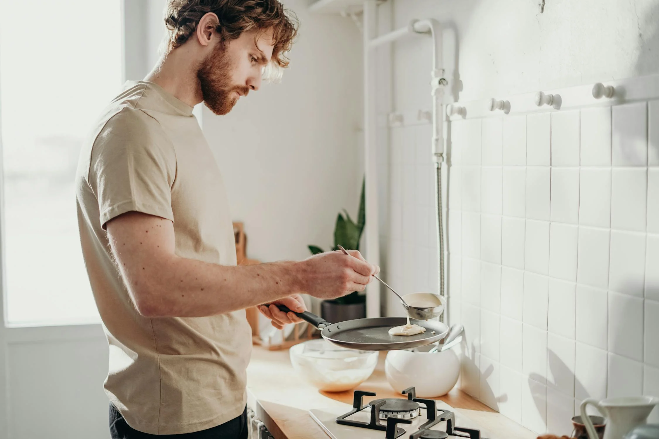 A man making pancakes | Source: Pexels