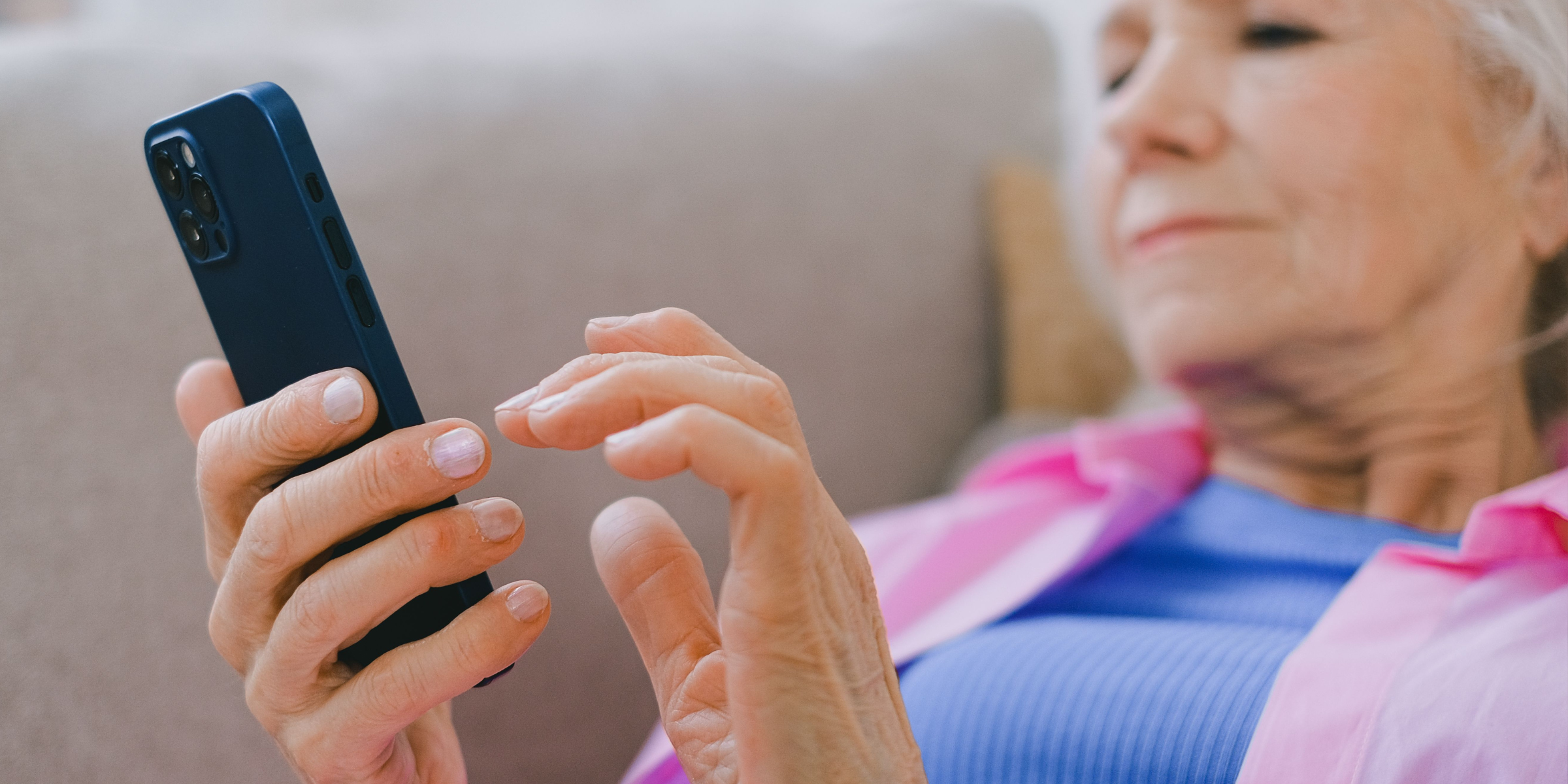 An elderly woman on her phone | Source: Pexels