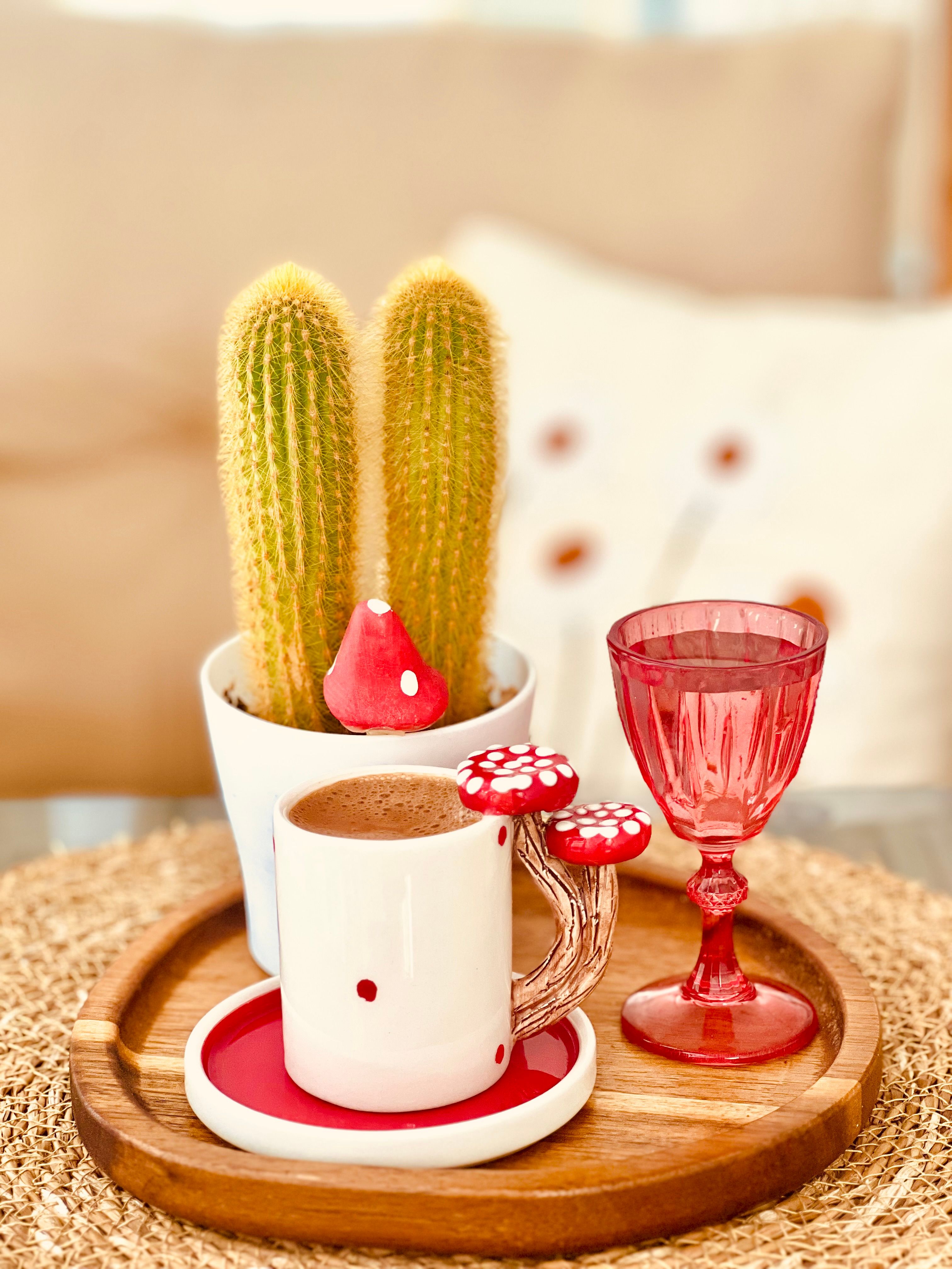 A fun coffee presentation with a cactus and playful dishware | Source: Pexels