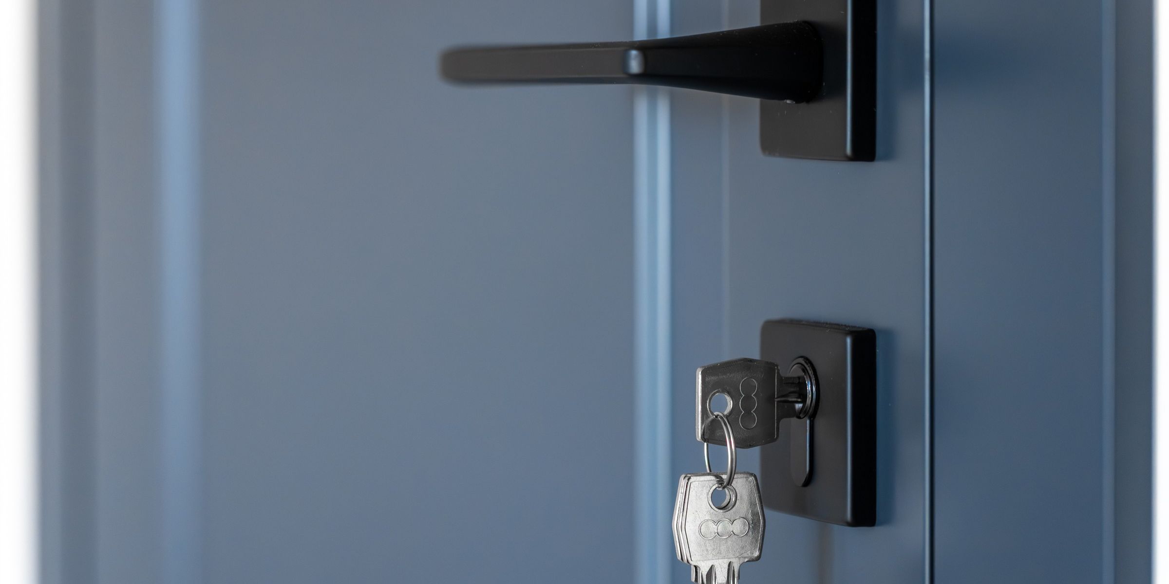 A door handle with a set of keys dangling | Source: Magnific
