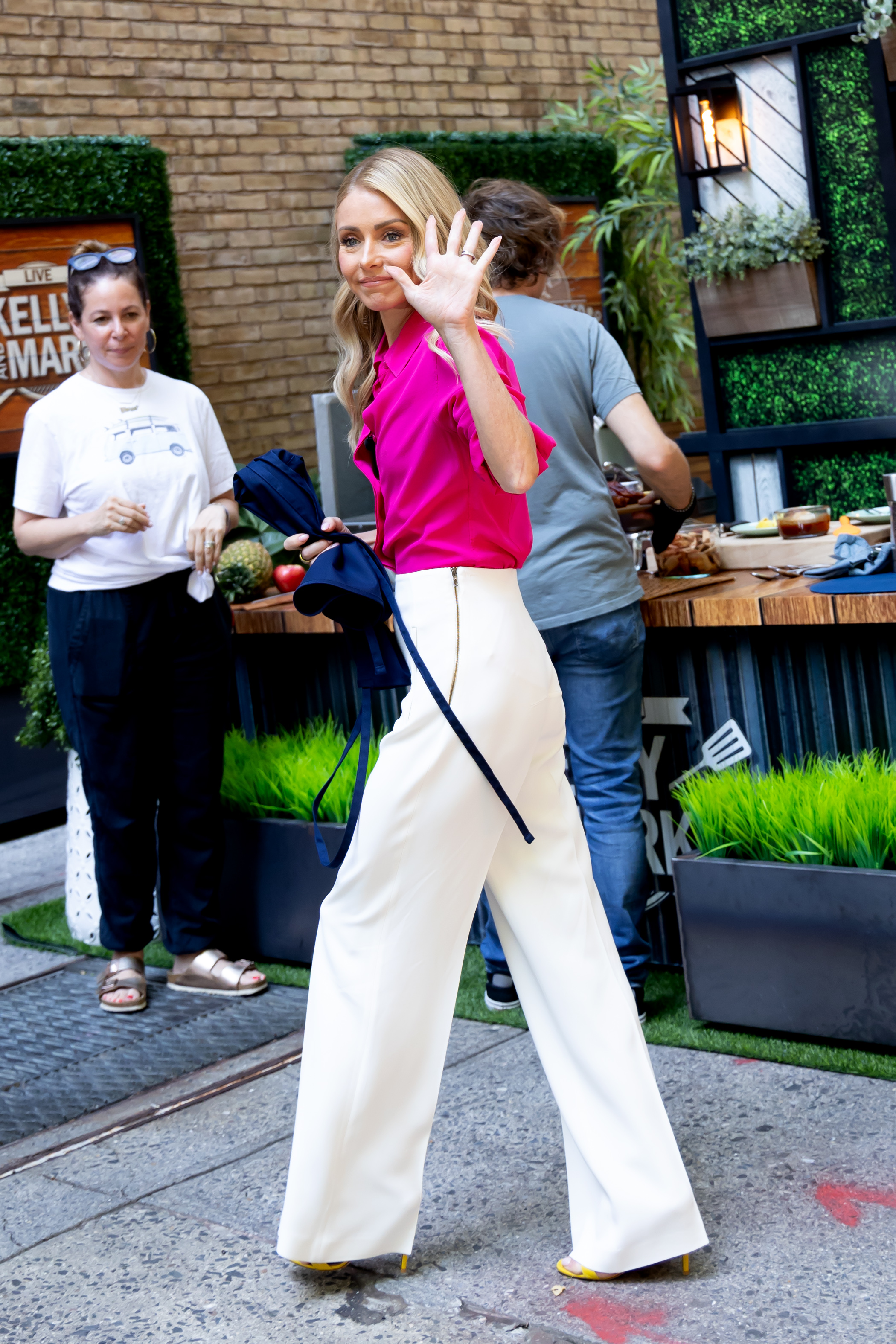 Kelly Ripa filming a summer grilling segment for "Live with Kelly and Ryan" on July 17, 2024 | Source: Getty Images