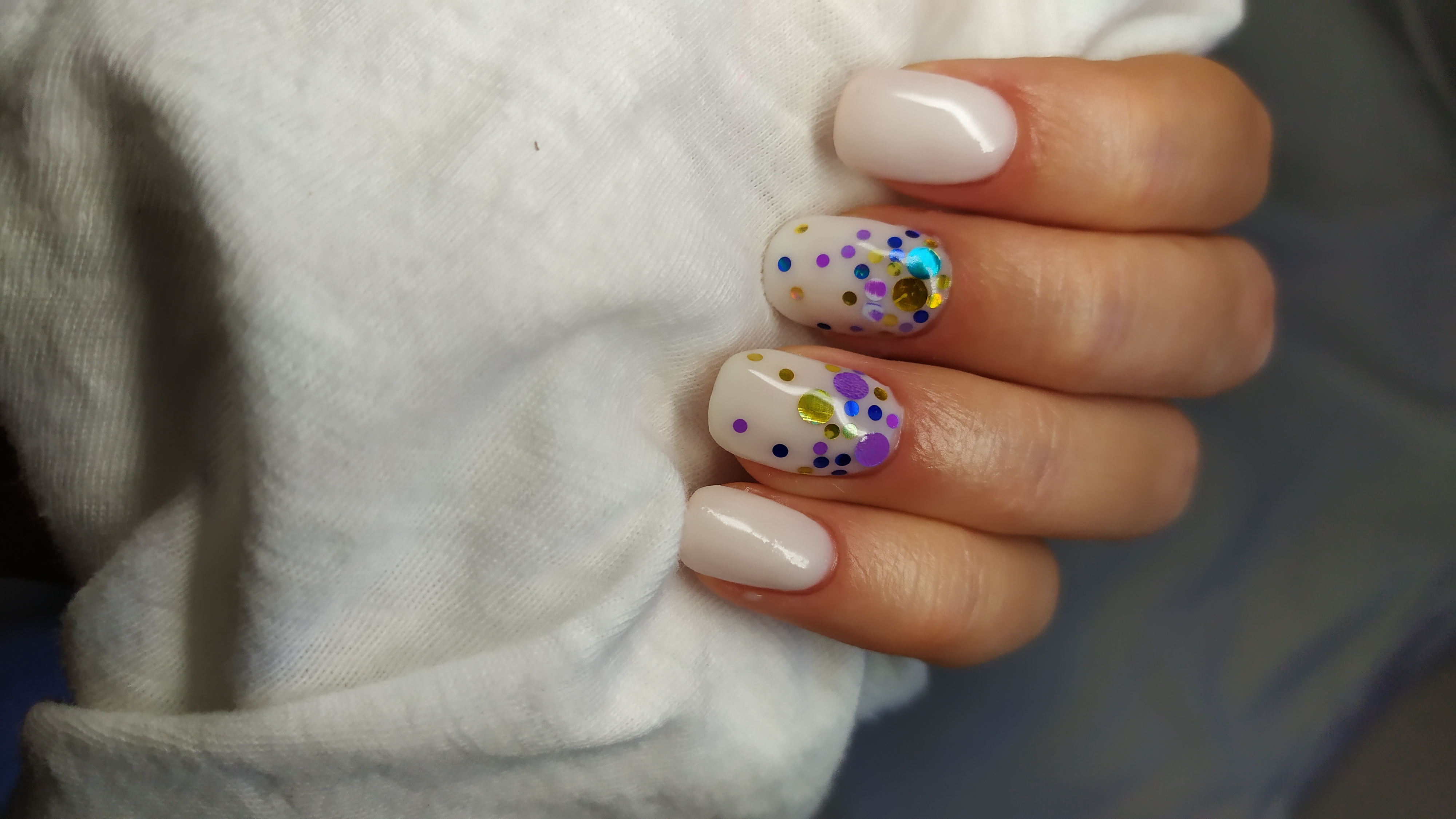 Glittery ombre nails. | Source: Getty Images