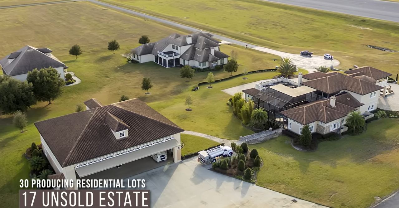 Homes sit alongside Jumbolair's taxiways and runway, allowing residents to keep aircraft remarkably close to their properties. | Source: YouTube/@Therichest