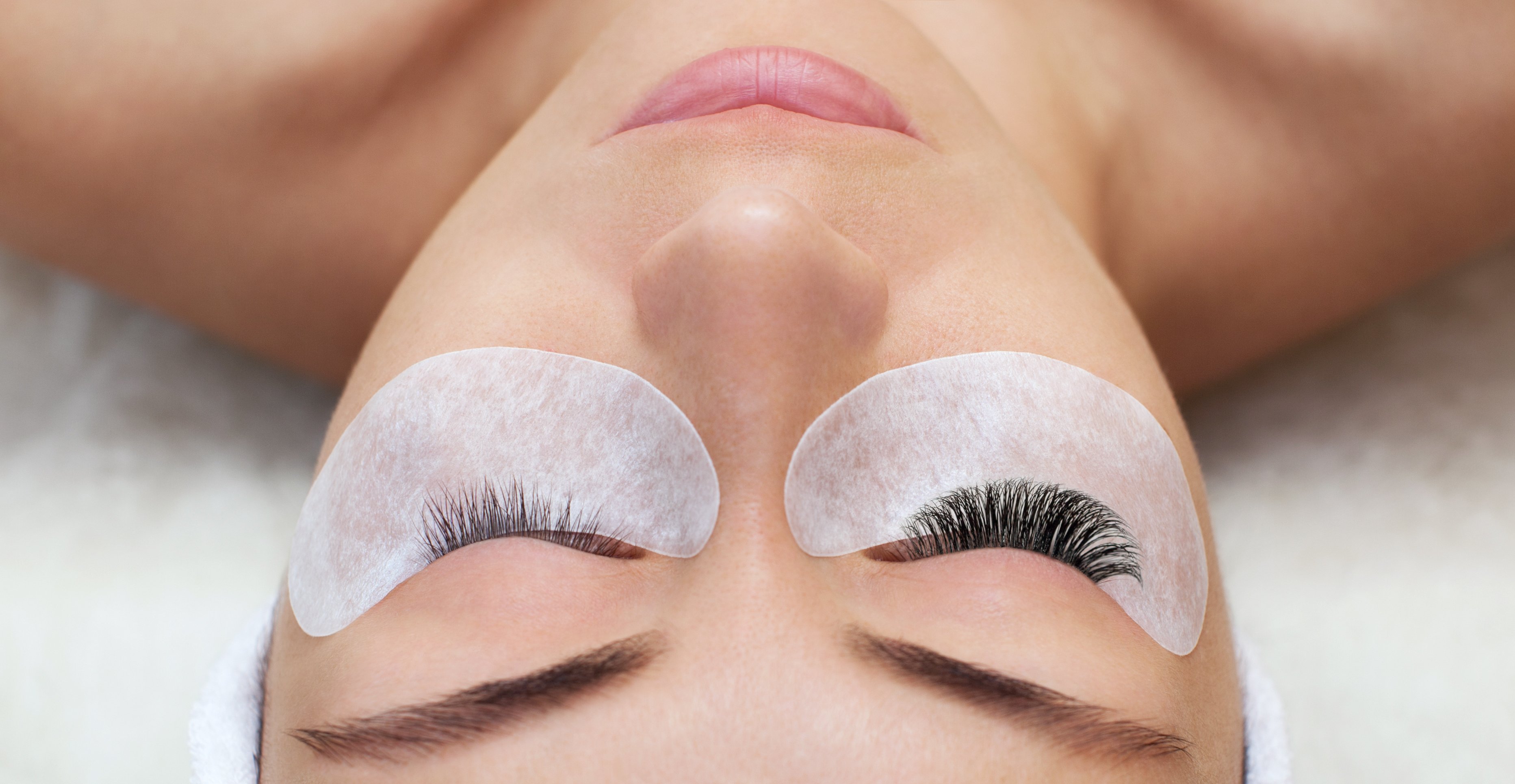 A woman with an eyelash extension on one eye and none on the second eye | Source: Getty Images