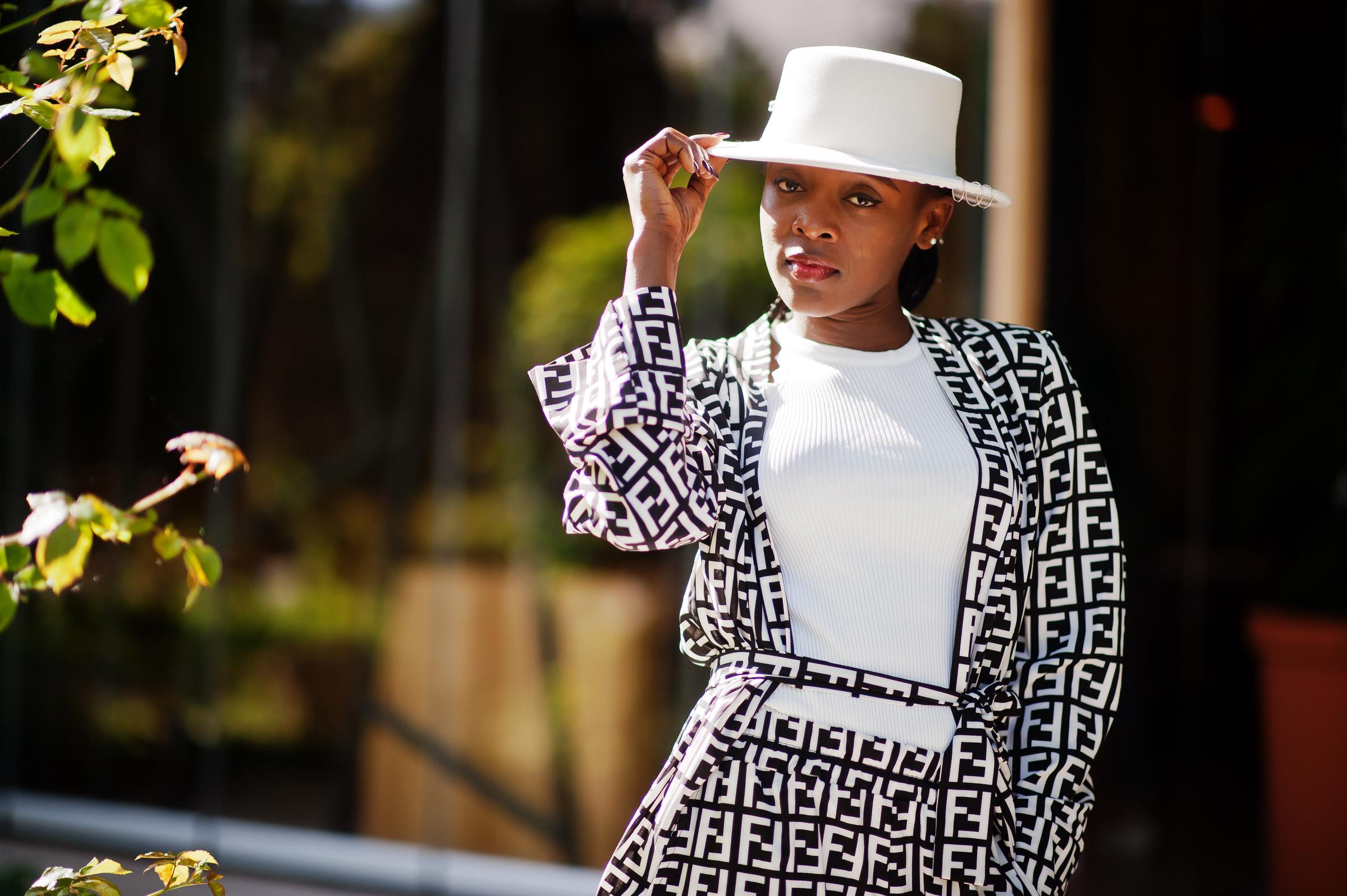 Fashionable woman | Source: Freepik