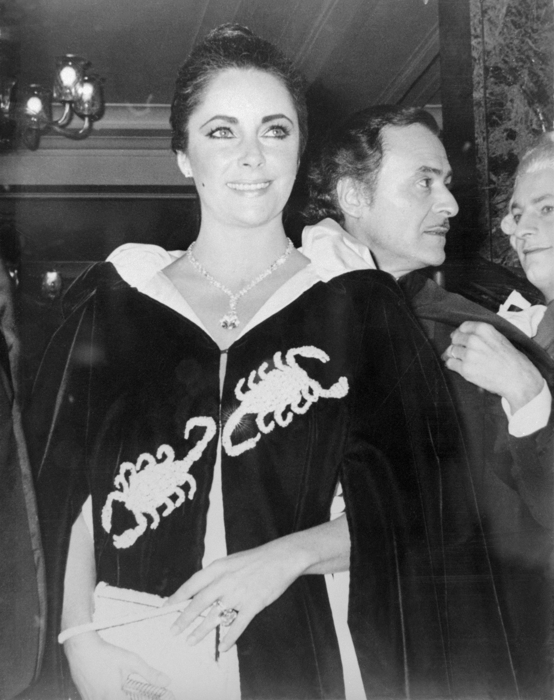 Elizabeth Taylor arriving at Princess Grace of Monaco's 40th birthday party on November 15, 1969 | Source: Getty Images