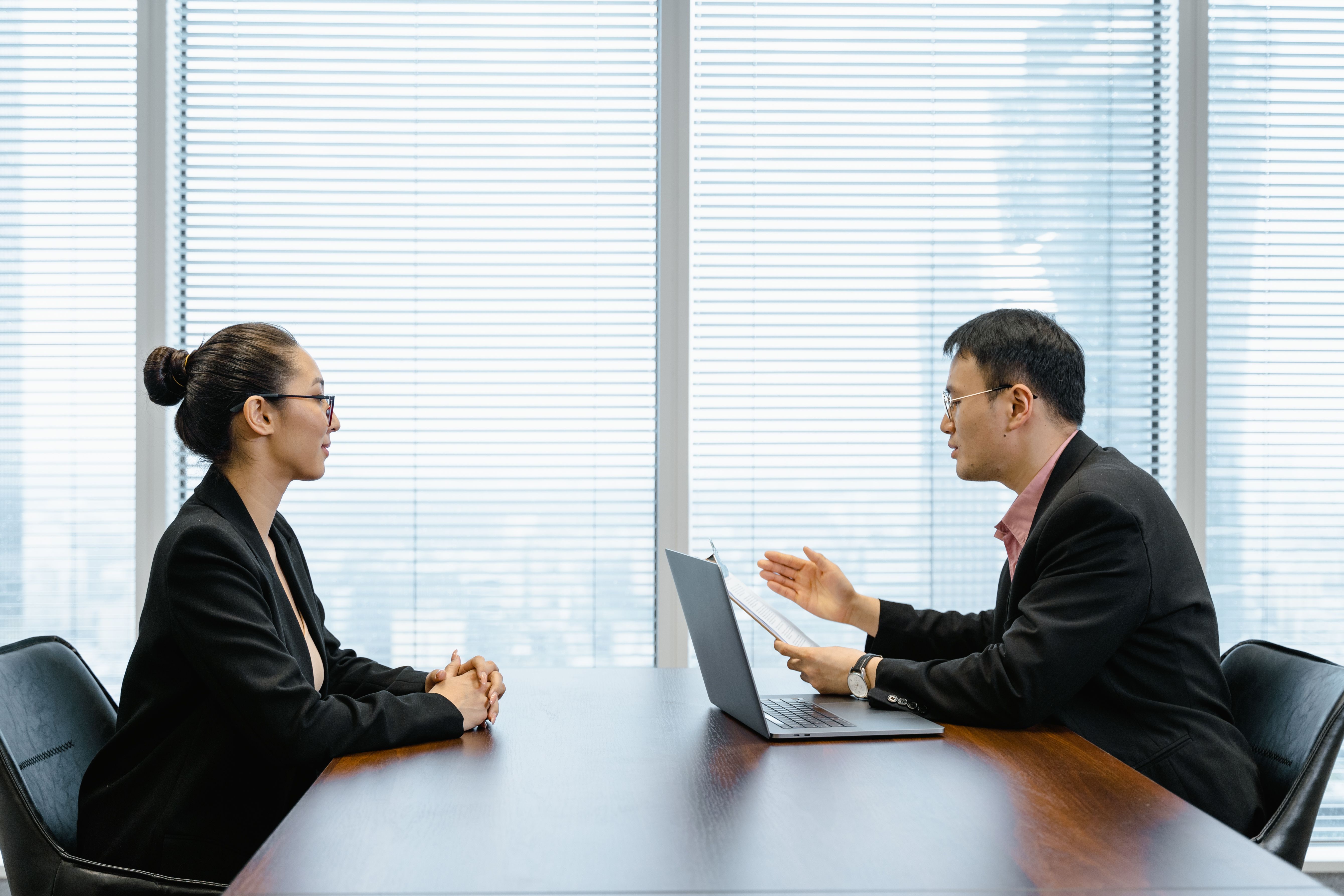 Two coworkers communicating during a meeting | Source: Pexels