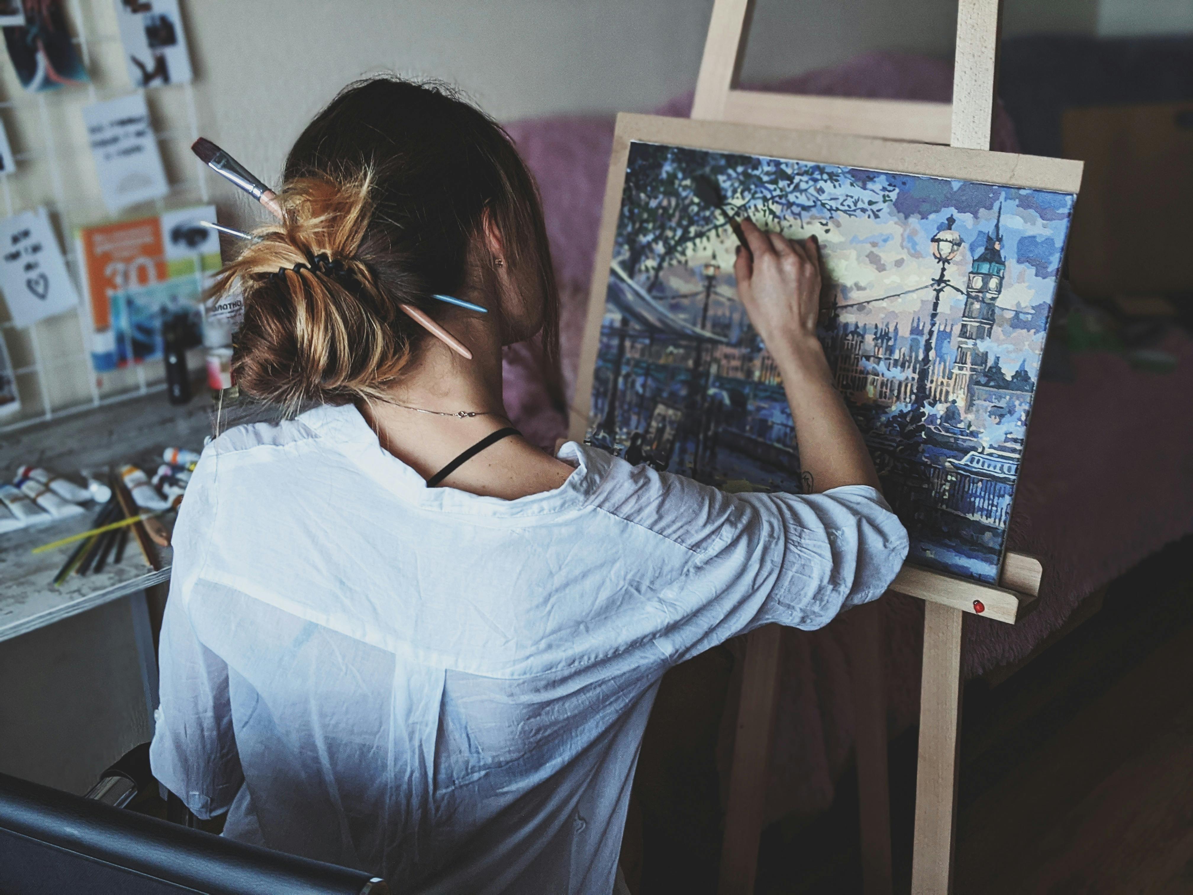 A woman painting | Source: Pexels