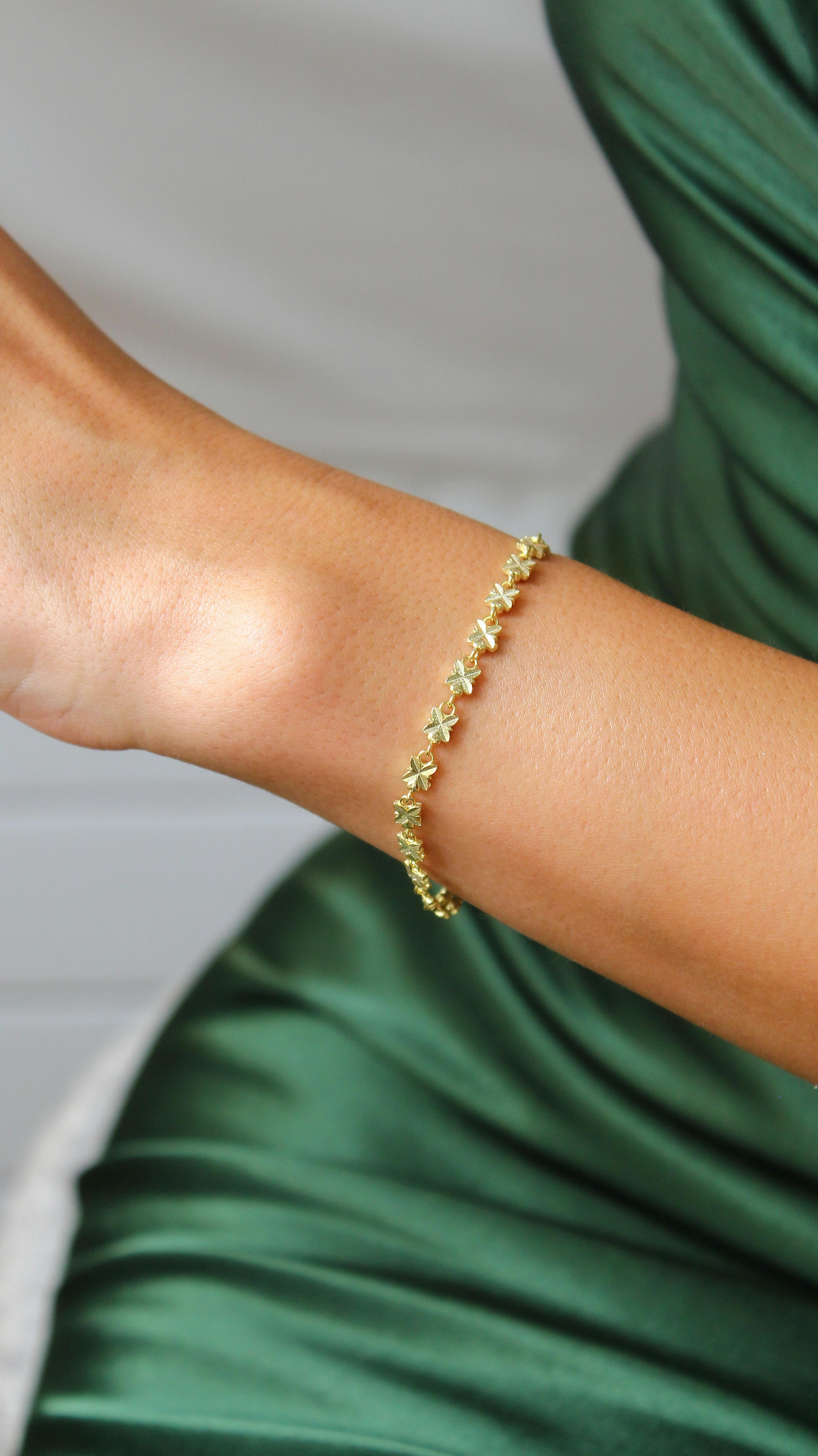 A person wearing a gold bracelet | Source: Pexels