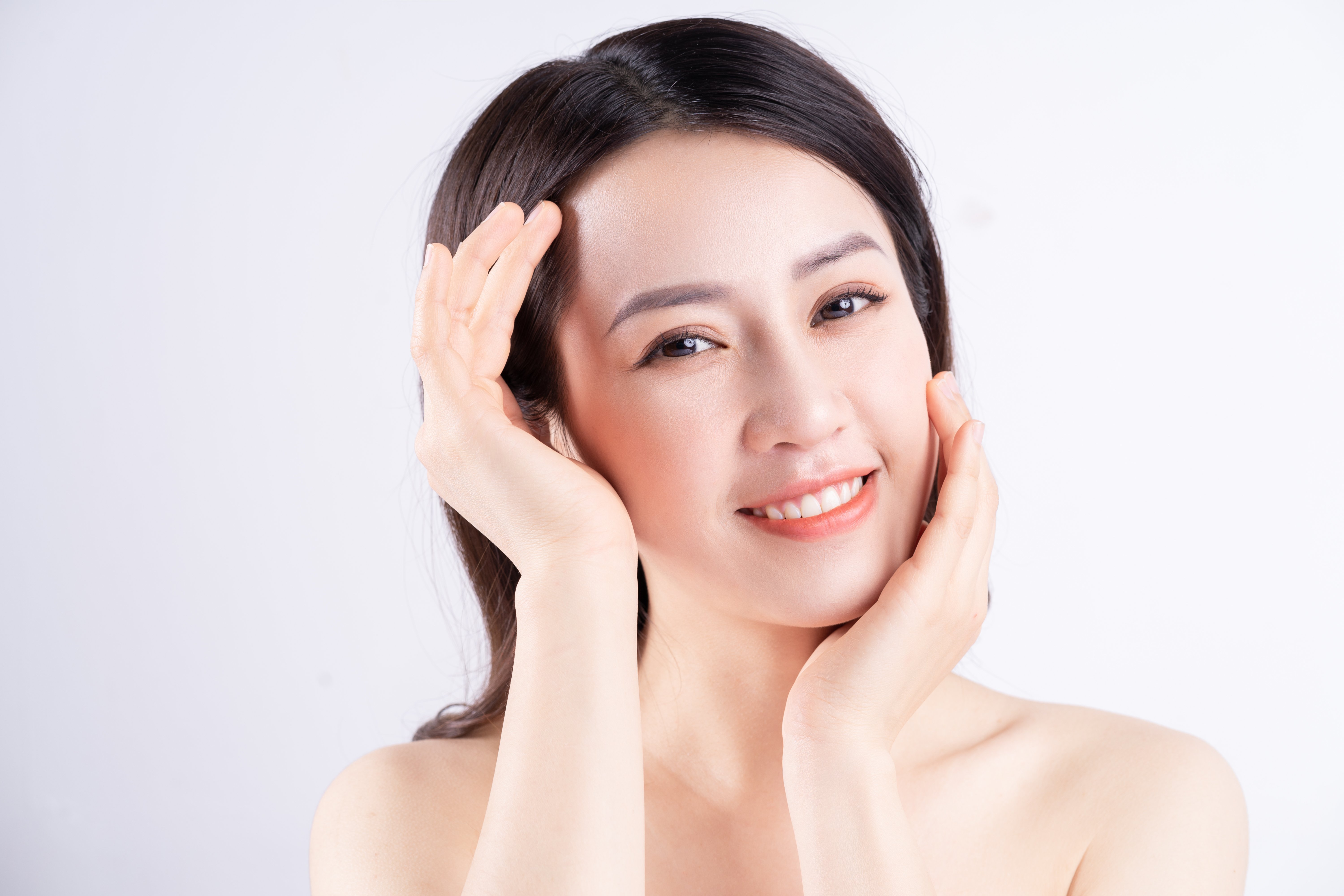 Woman with clear skin posing | Shutterstock 