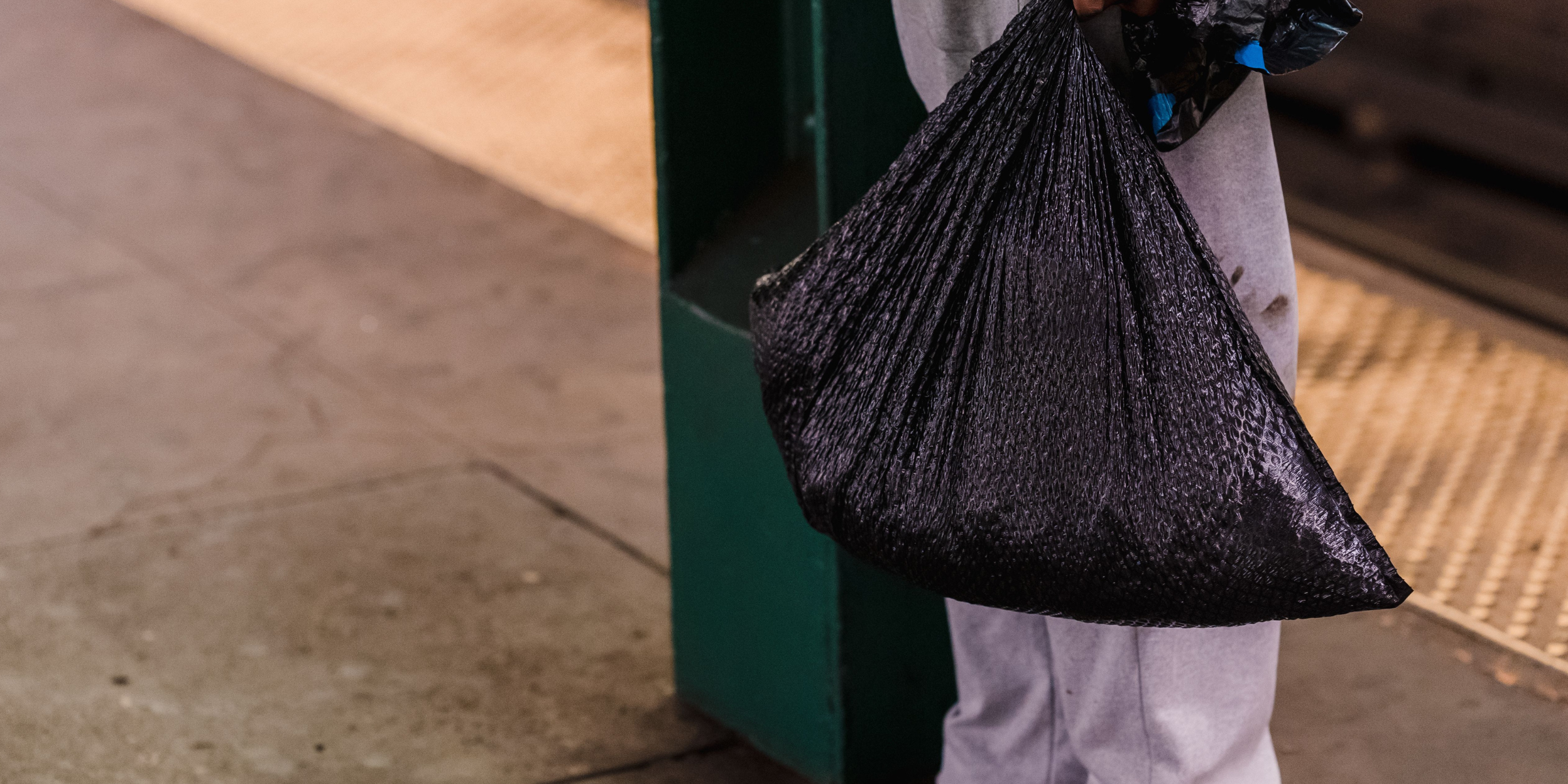 A man holding a black bag | Source: Pexels