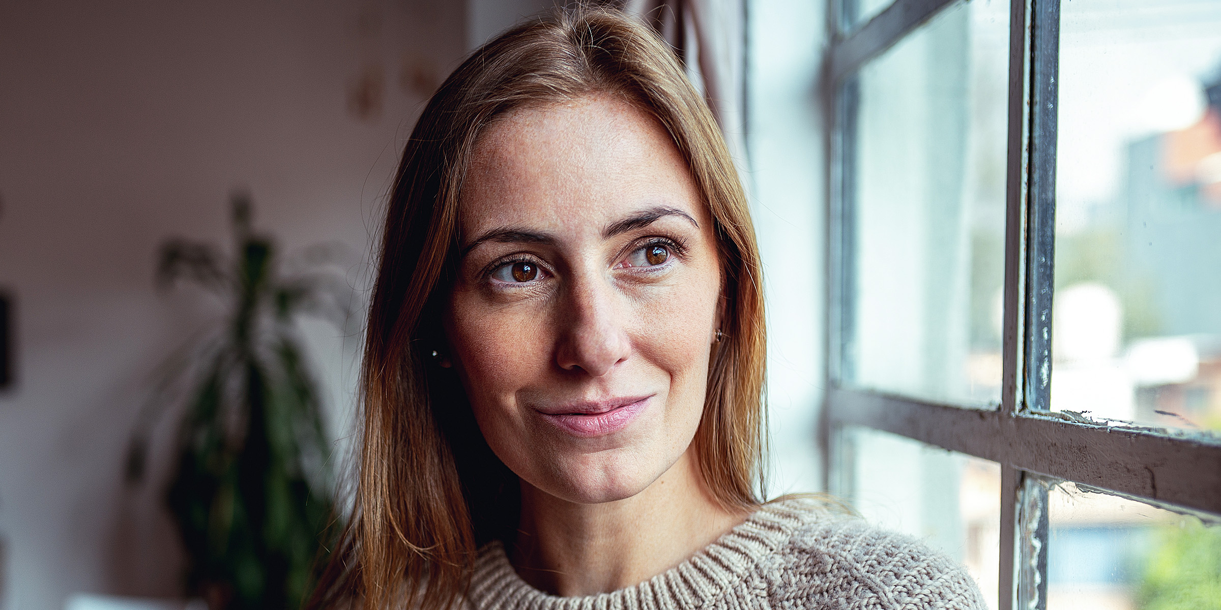 Woman looking through the window | Source: Getty Images