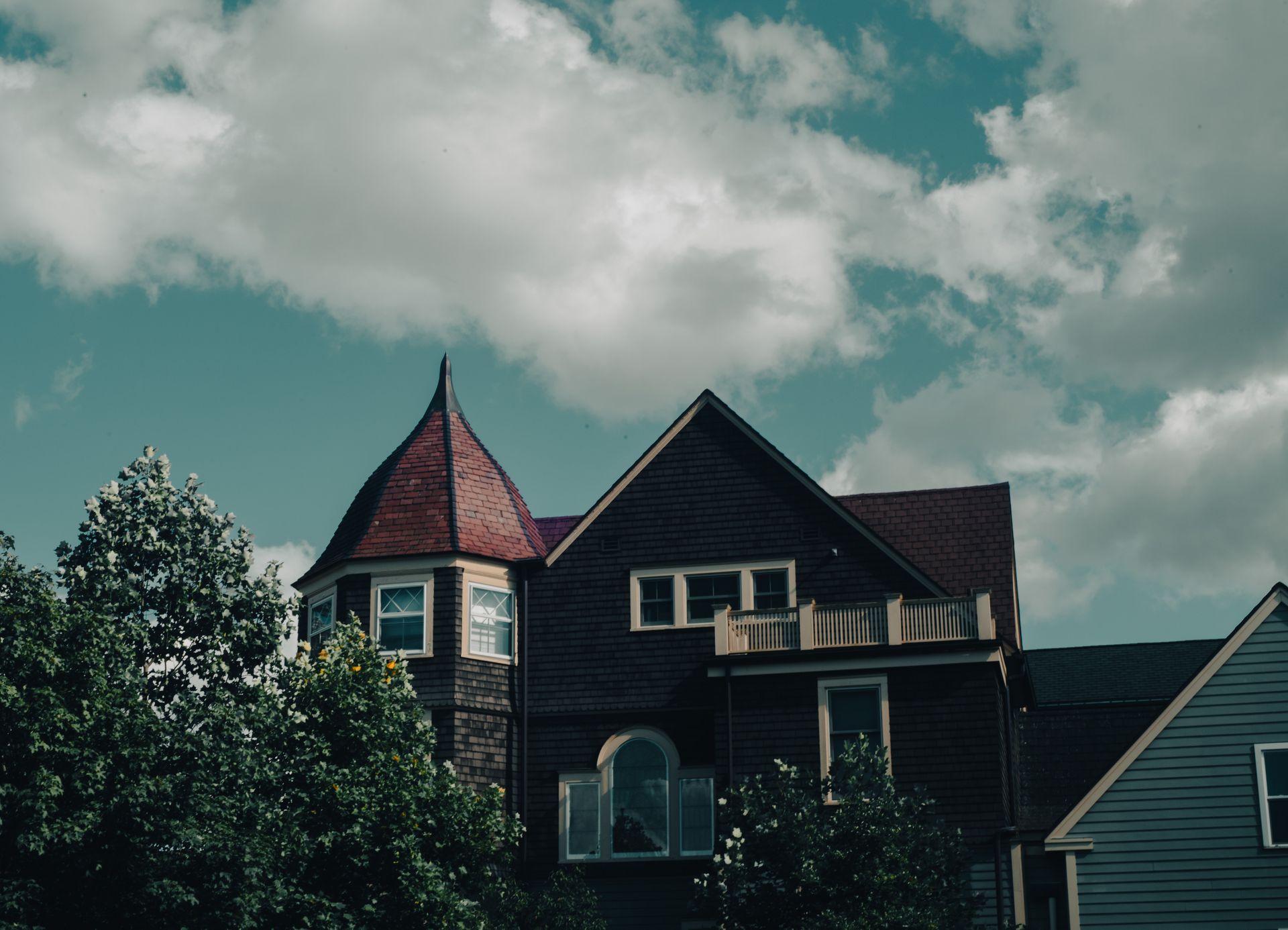 A Victorian-style turret house | Source: Pexels