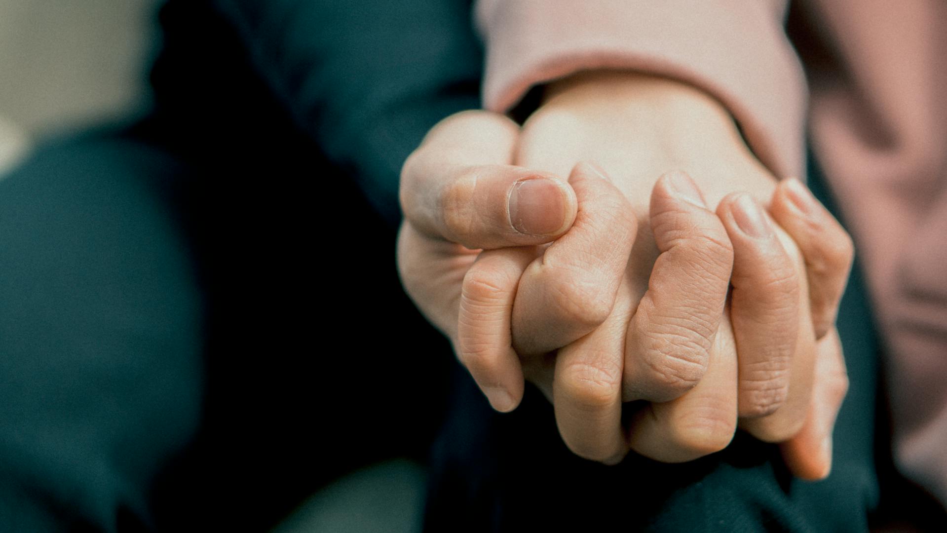 A couple holding hands | Source: Pexels